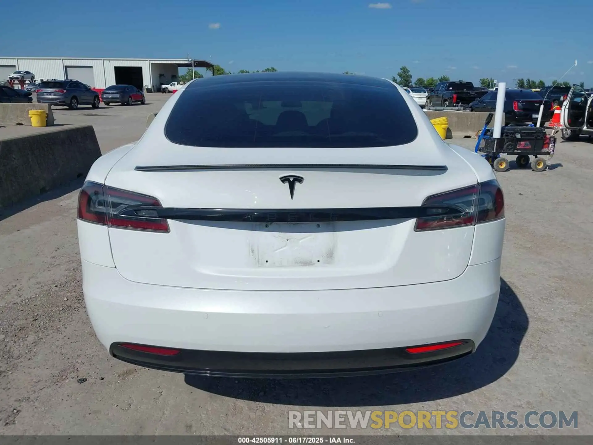 16 Photograph of a damaged car 5YJSA1E49MF426168 TESLA MODEL S 2021