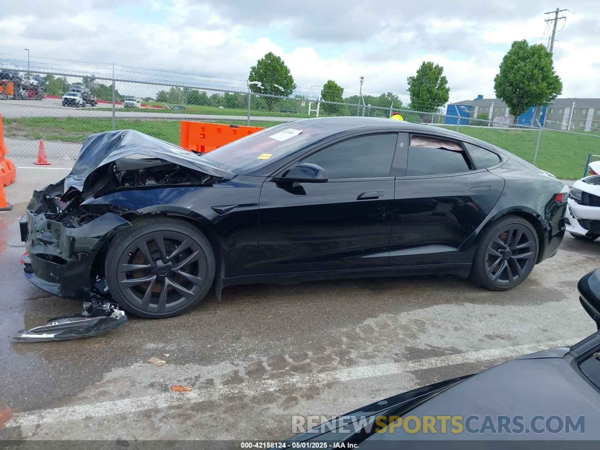 14 Photograph of a damaged car 5YJSA1E51MF434466 TESLA MODEL S 2021