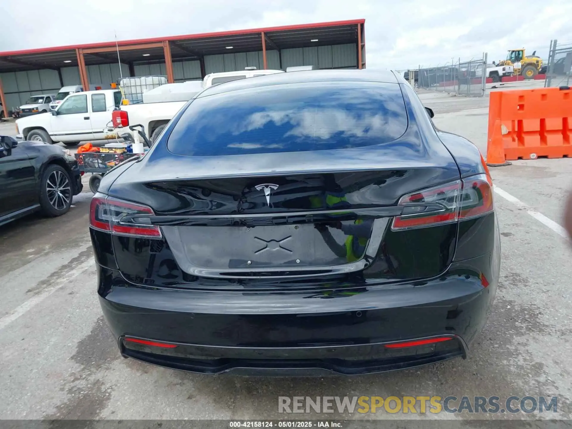 16 Photograph of a damaged car 5YJSA1E51MF434466 TESLA MODEL S 2021