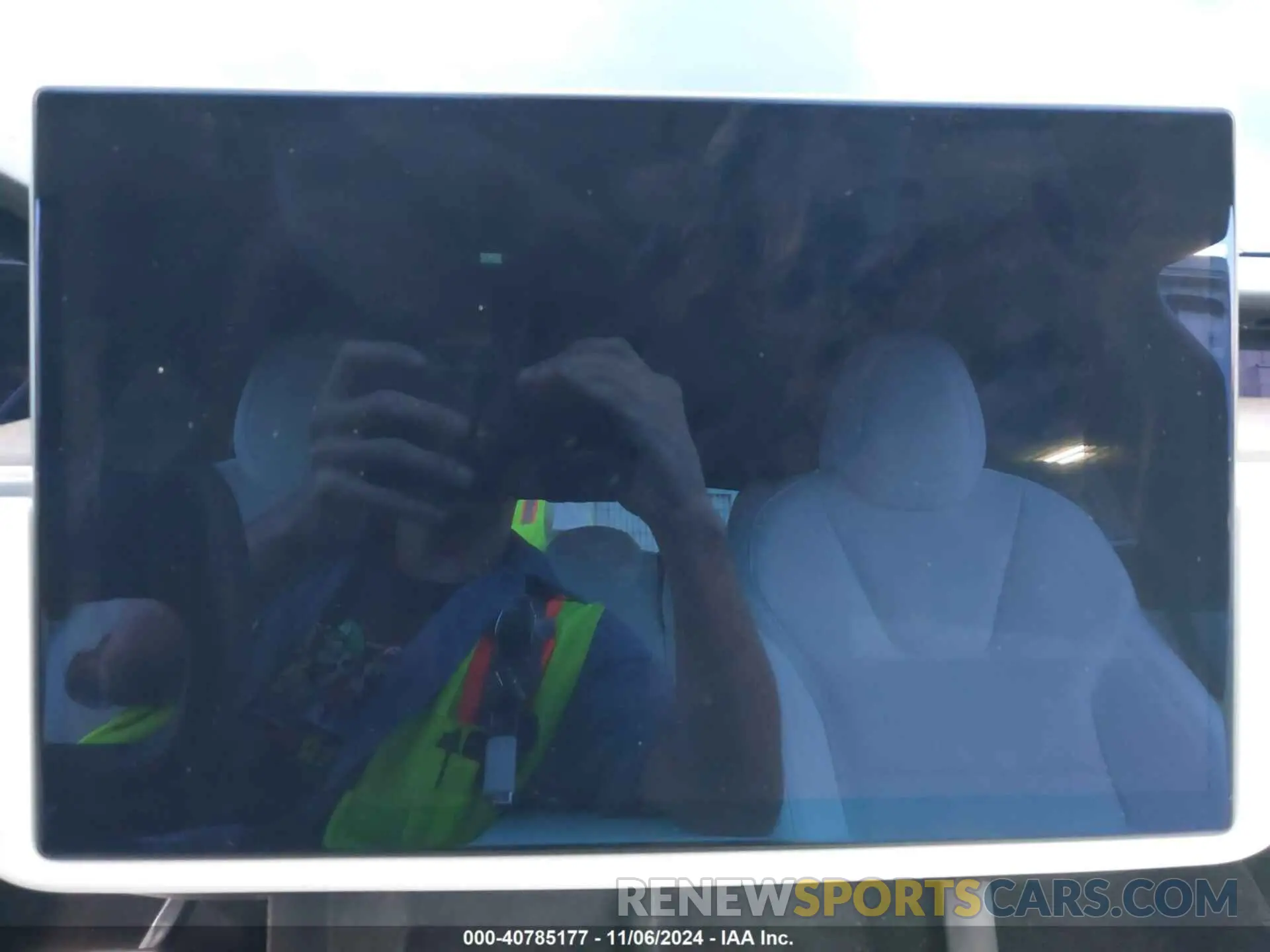 19 Photograph of a damaged car 5YJSA1E51MF452918 TESLA MODEL S 2021