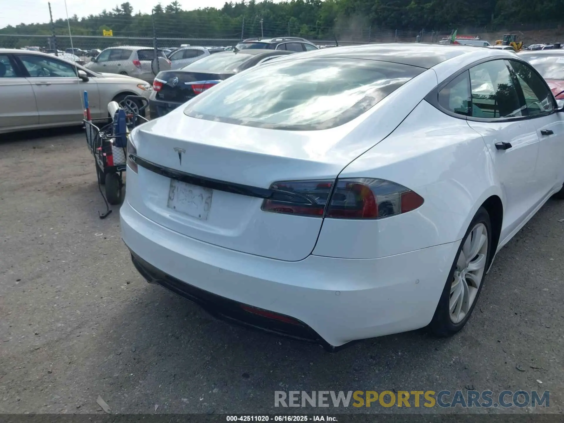 16 Photograph of a damaged car 5YJSA1E57MF428512 TESLA MODEL S 2021