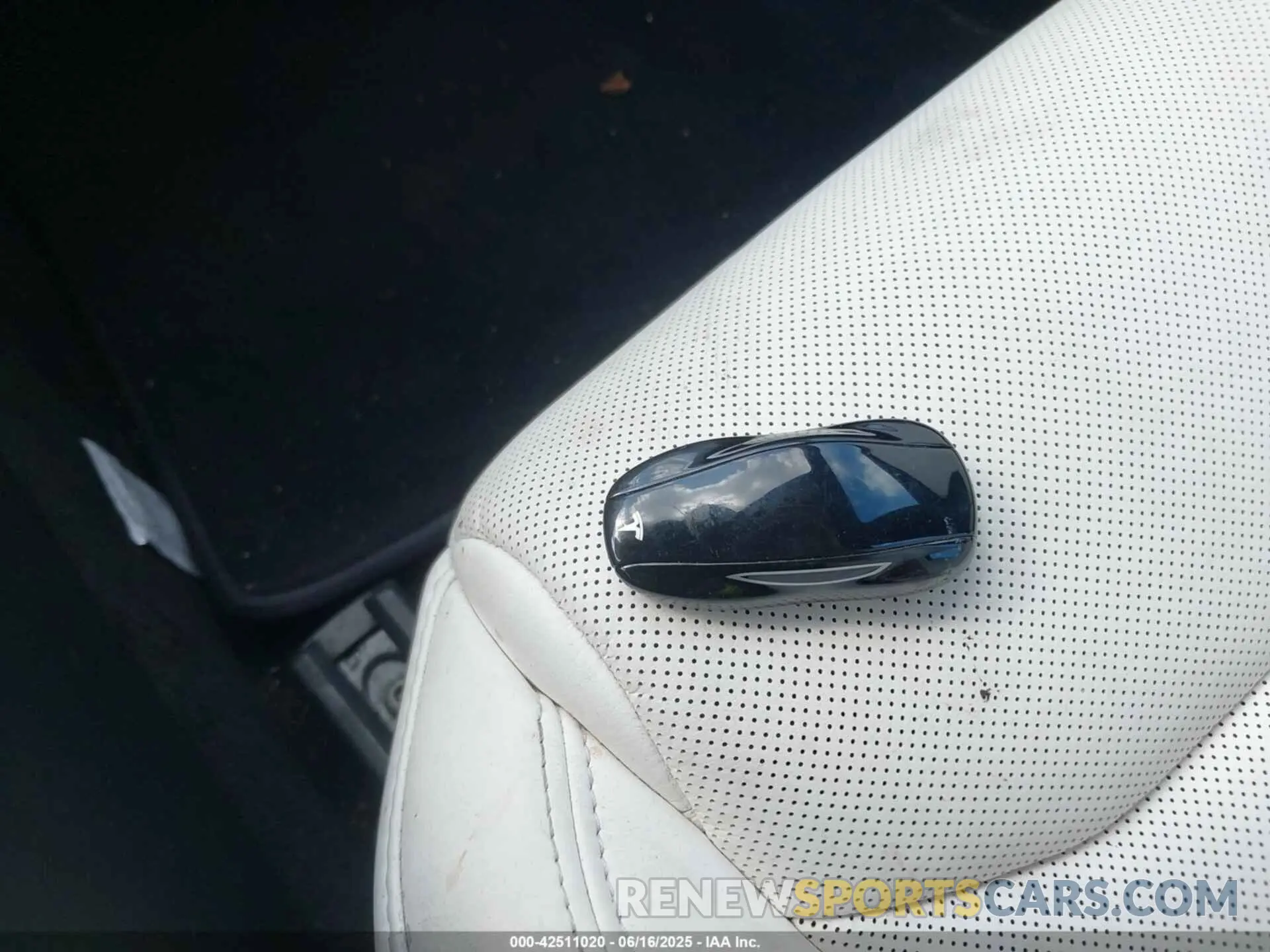 19 Photograph of a damaged car 5YJSA1E57MF428512 TESLA MODEL S 2021