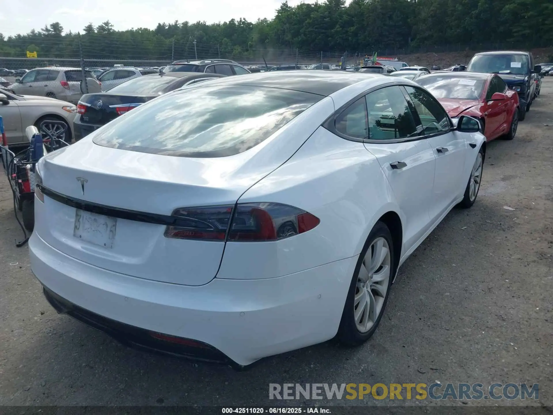 4 Photograph of a damaged car 5YJSA1E57MF428512 TESLA MODEL S 2021