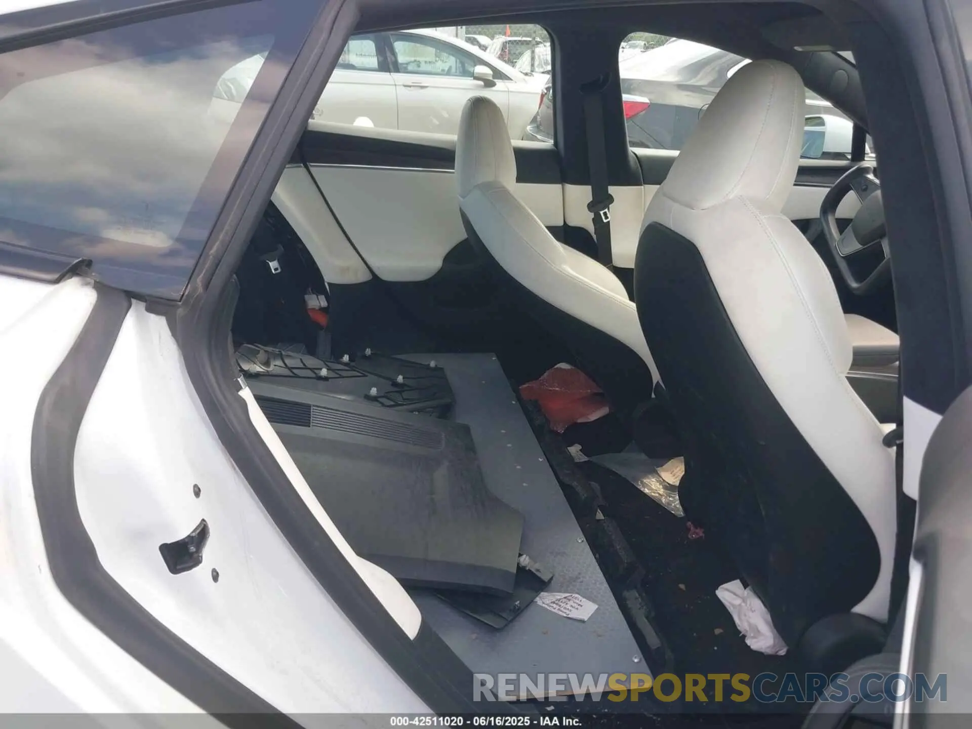 8 Photograph of a damaged car 5YJSA1E57MF428512 TESLA MODEL S 2021