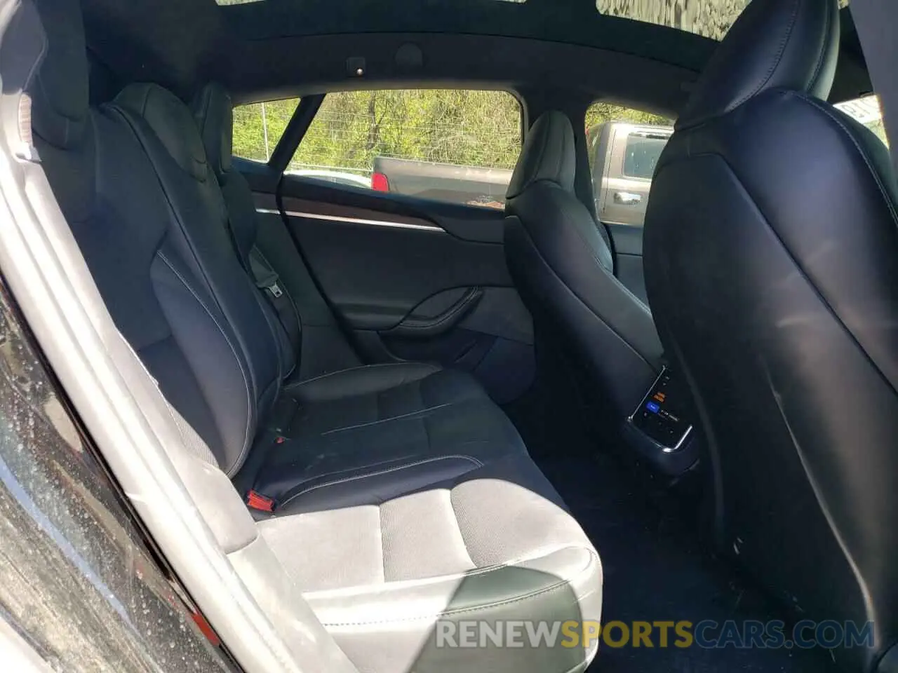 10 Photograph of a damaged car 5YJSA1E63MF451391 TESLA MODEL S 2021