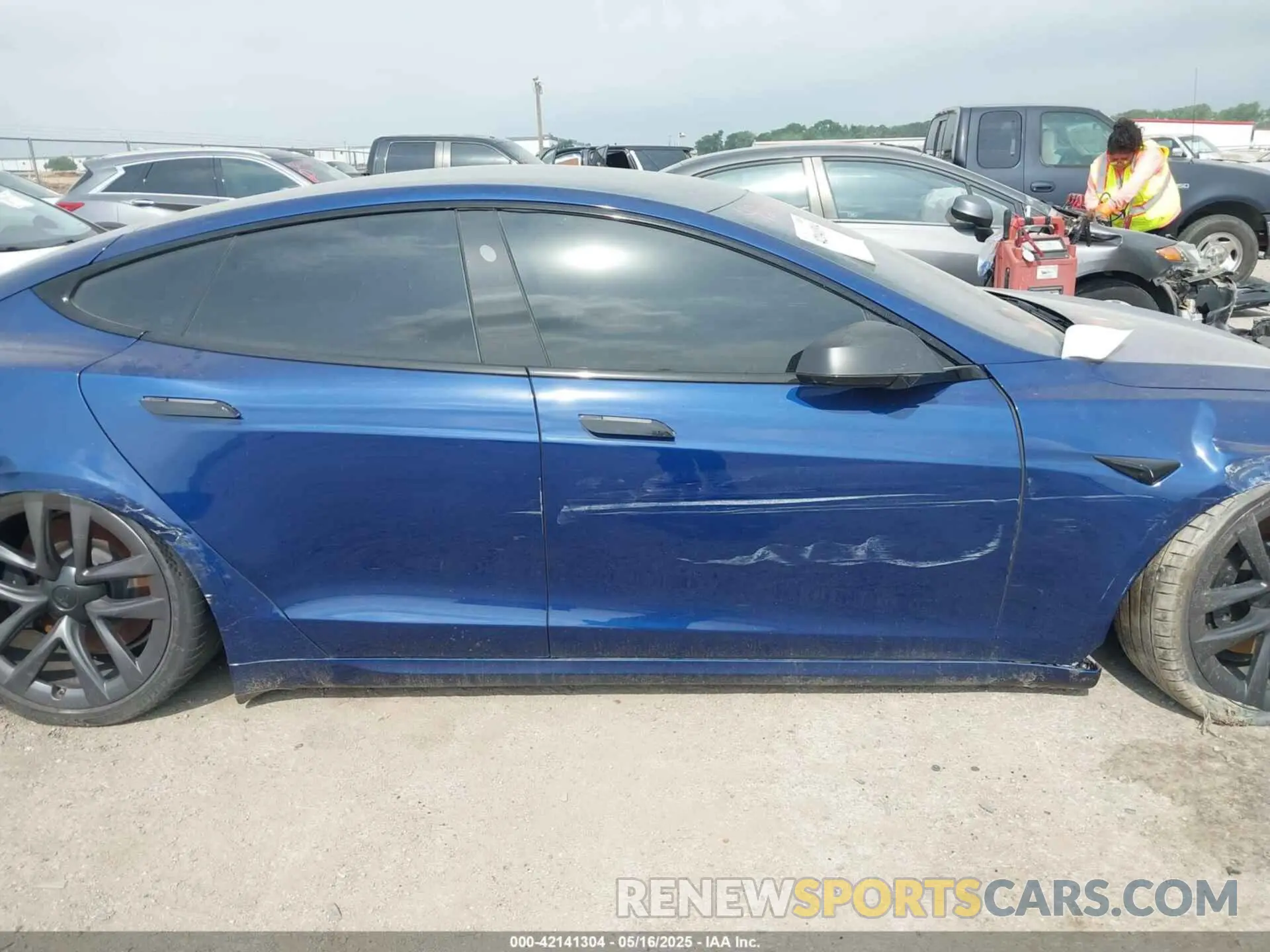 12 Photograph of a damaged car 5YJSA1E64MF442036 TESLA MODEL S 2021