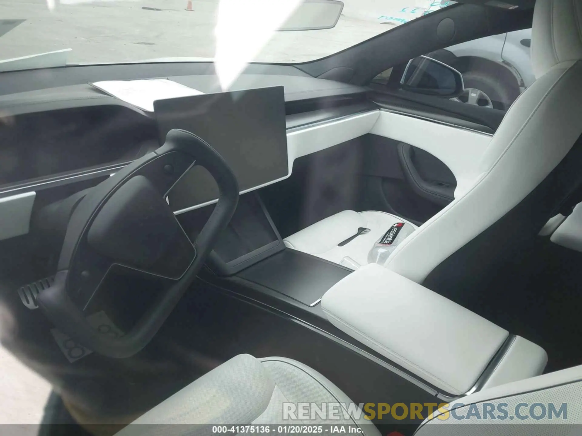 16 Photograph of a damaged car 5YJSA1E64MF452744 TESLA MODEL S 2021
