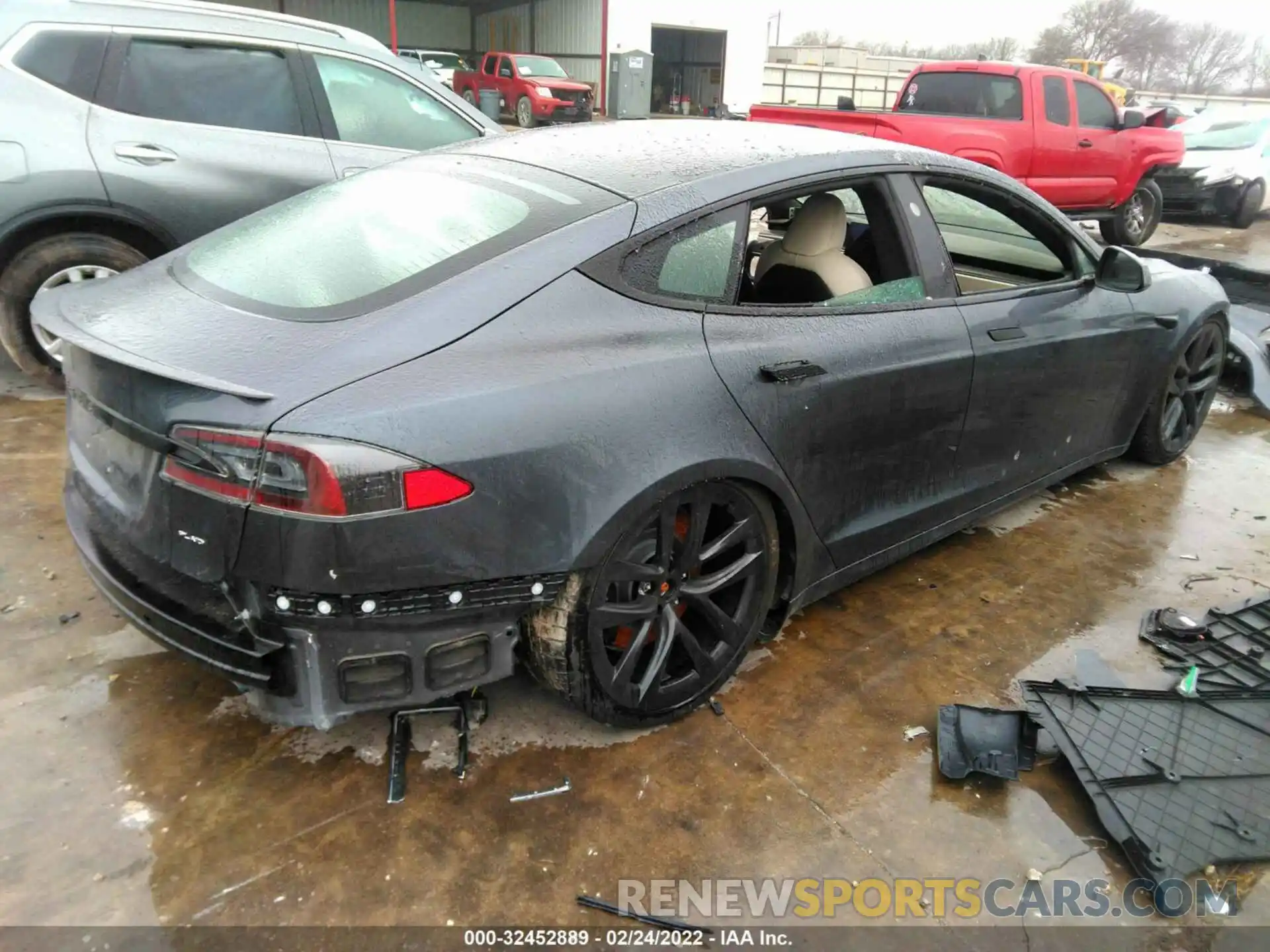 4 Photograph of a damaged car 5YJSA1E66MF433483 TESLA MODEL S 2021