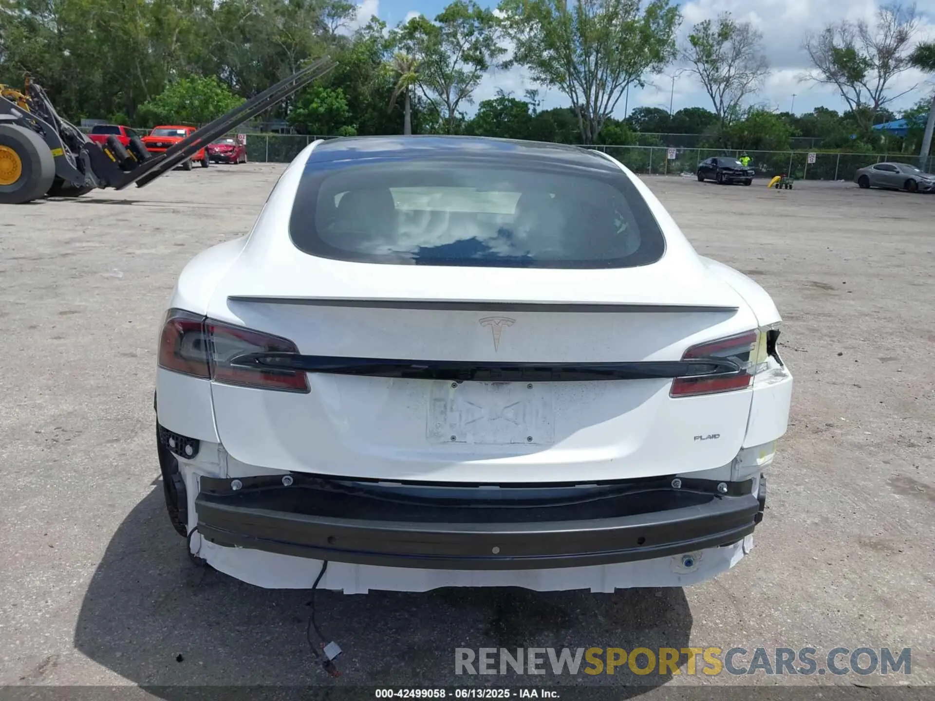 17 Photograph of a damaged car 5YJSA1E67MF436814 TESLA MODEL S 2021