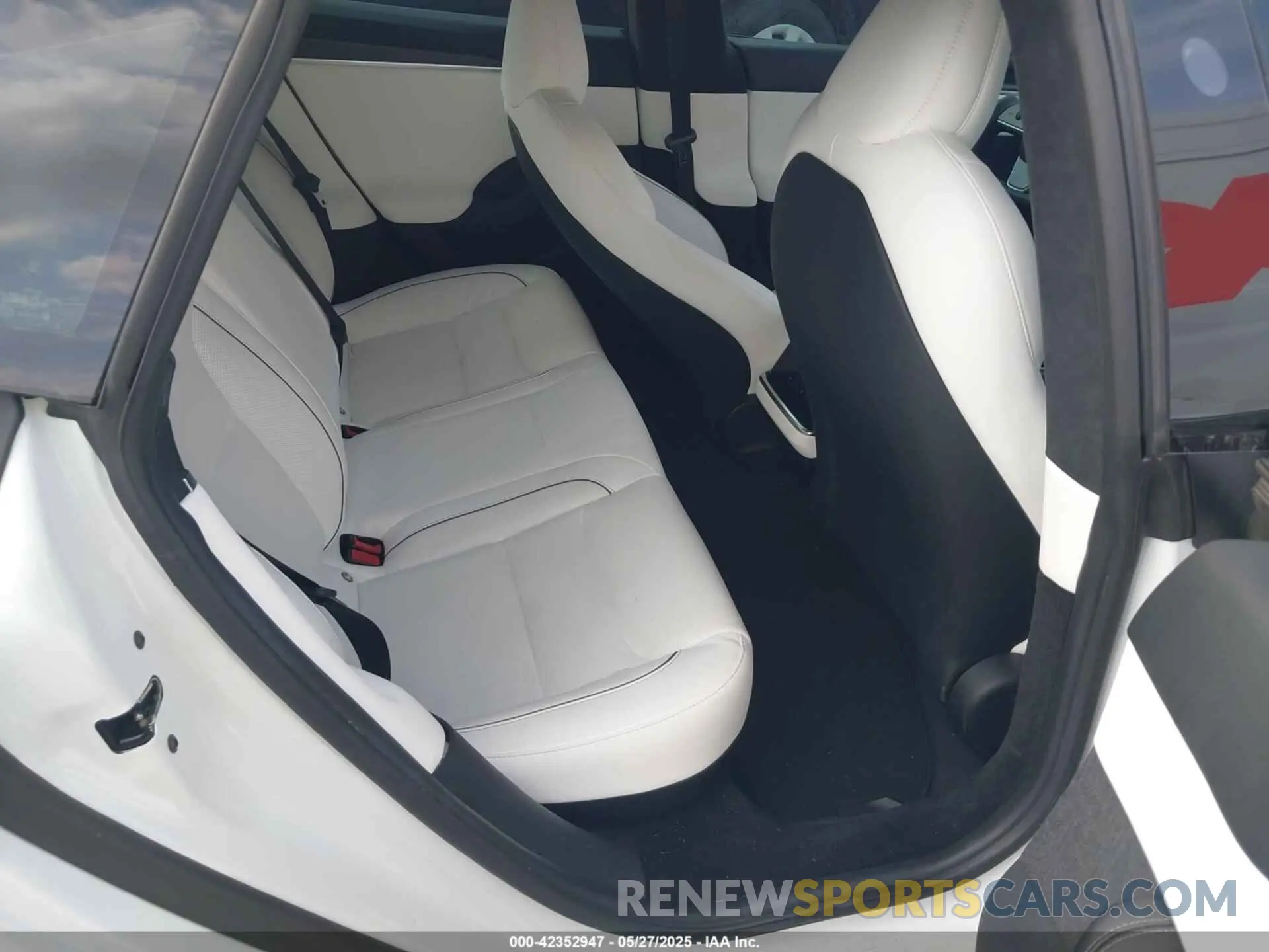 8 Photograph of a damaged car 5YJSA1E6XMF452747 TESLA MODEL S 2021