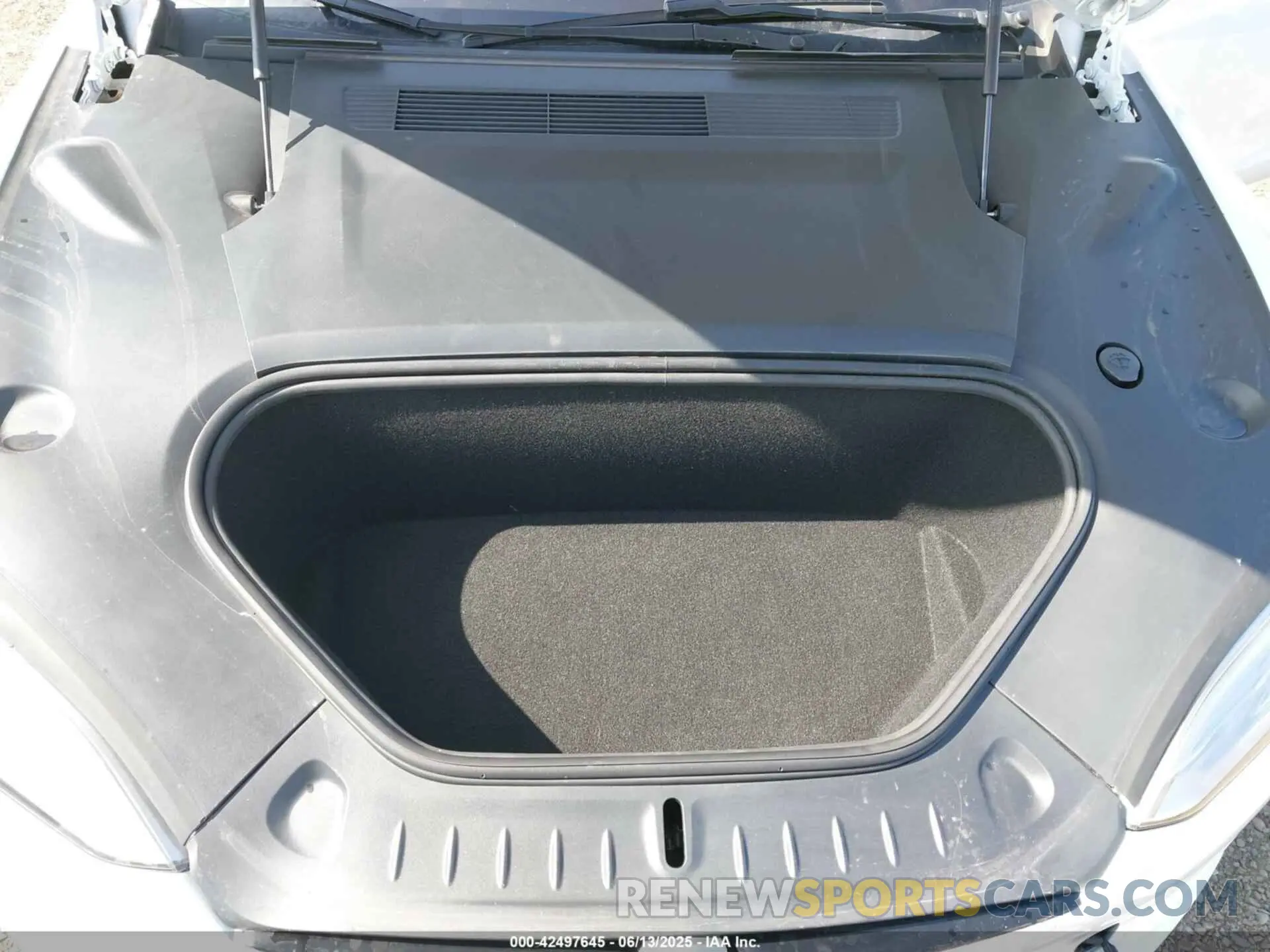10 Photograph of a damaged car 5YJSA1E50NF459084 TESLA MODEL S 2022