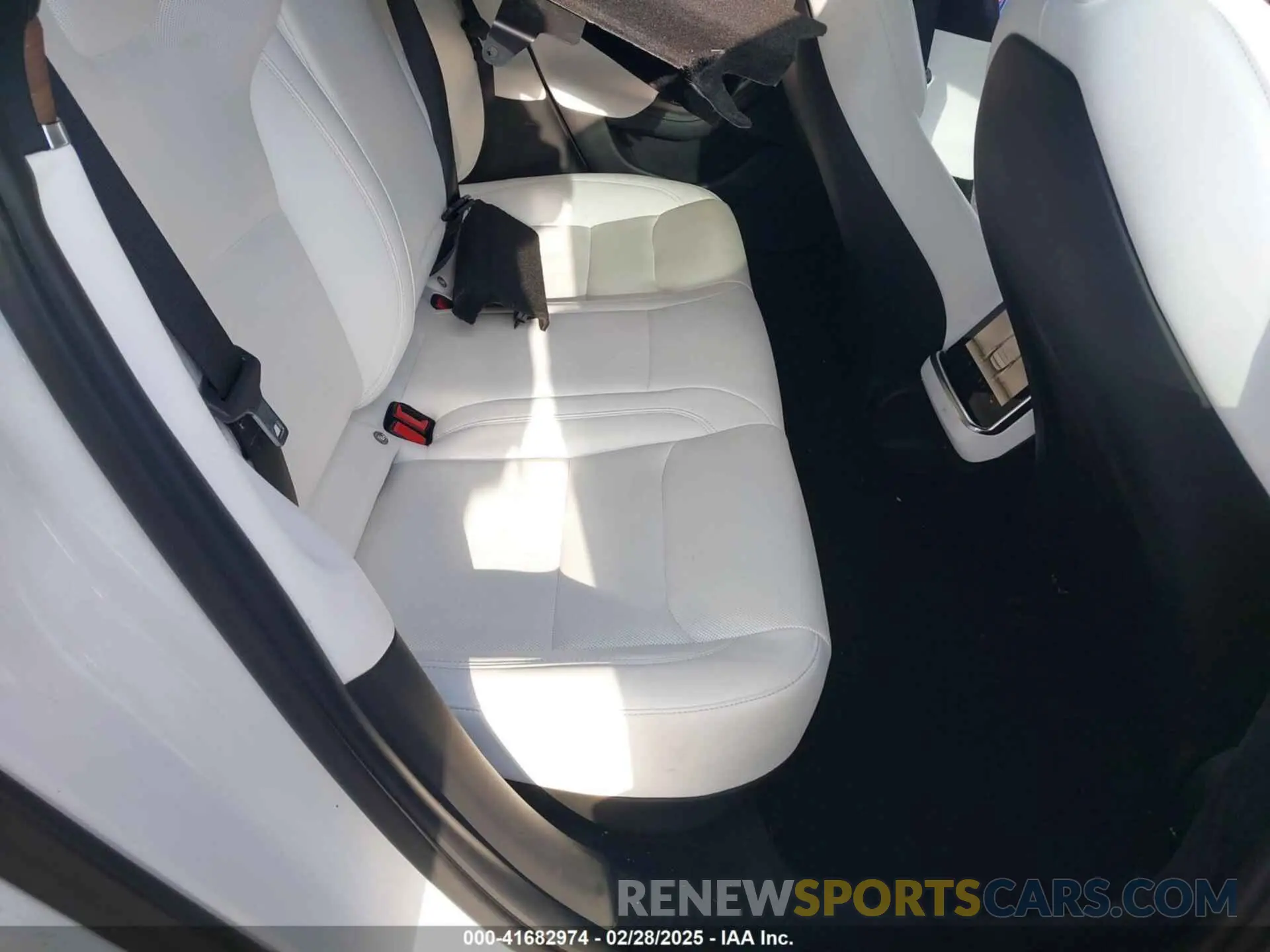 8 Photograph of a damaged car 5YJSA1E50NF469579 TESLA MODEL S 2022
