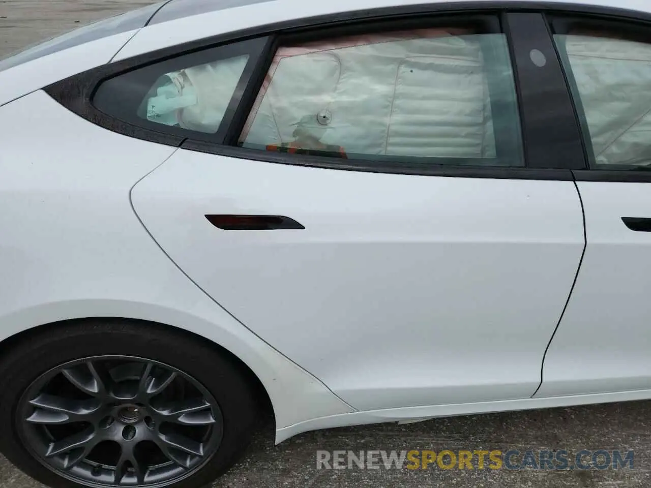10 Photograph of a damaged car 5YJSA1E50NF476127 TESLA MODEL S 2022