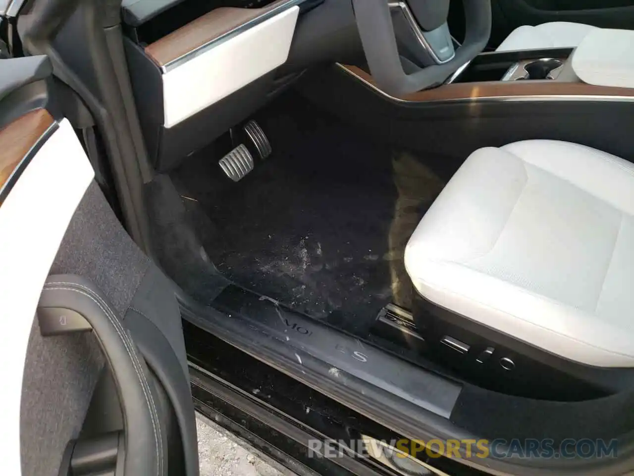 9 Photograph of a damaged car 5YJSA1E50NF487368 TESLA MODEL S 2022