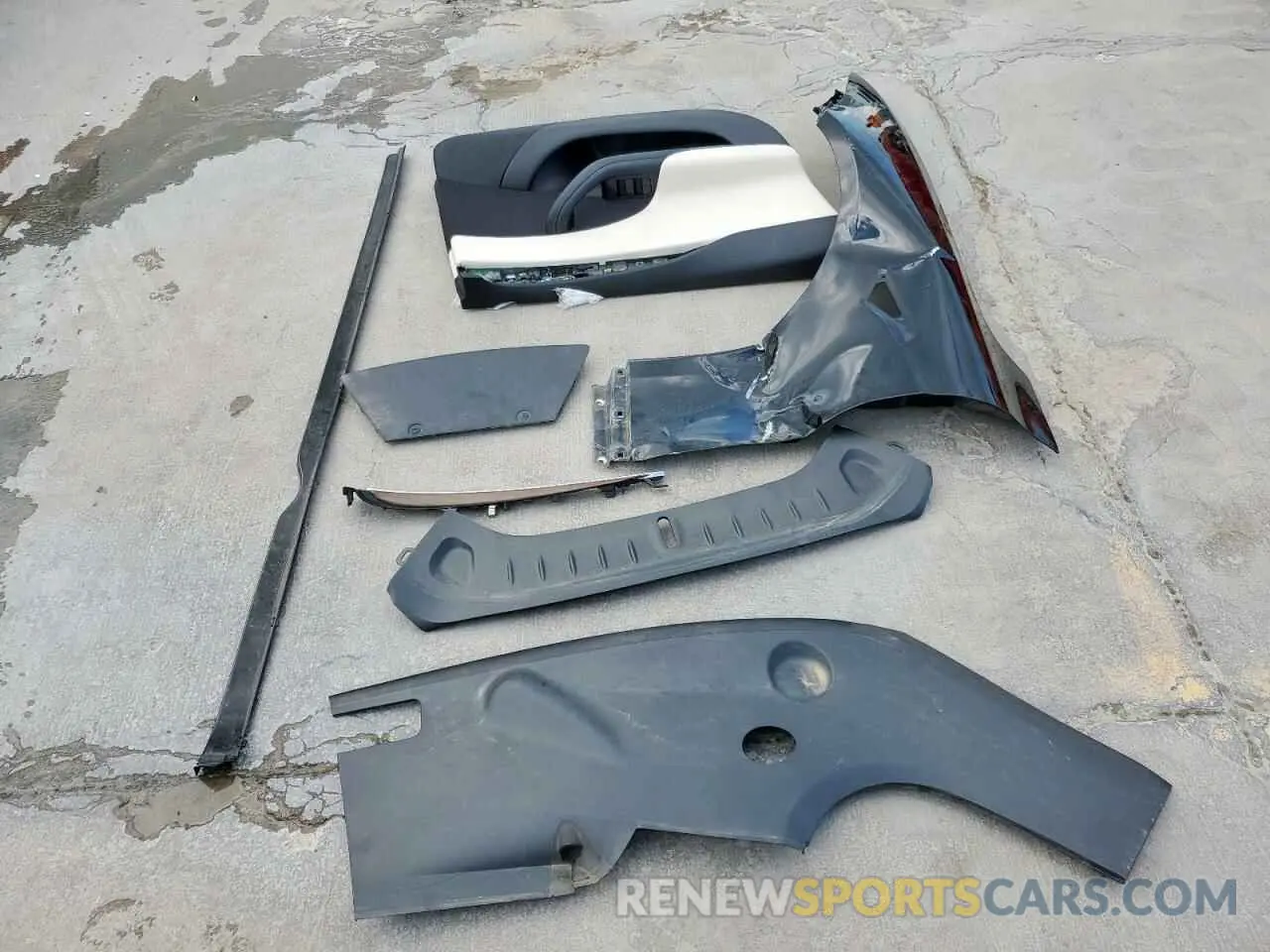 12 Photograph of a damaged car 5YJSA1E50NF492117 TESLA MODEL S 2022