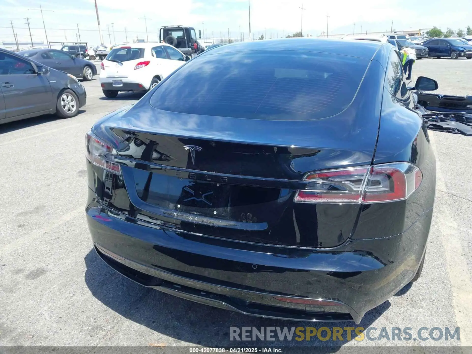 17 Photograph of a damaged car 5YJSA1E51NF464231 TESLA MODEL S 2022