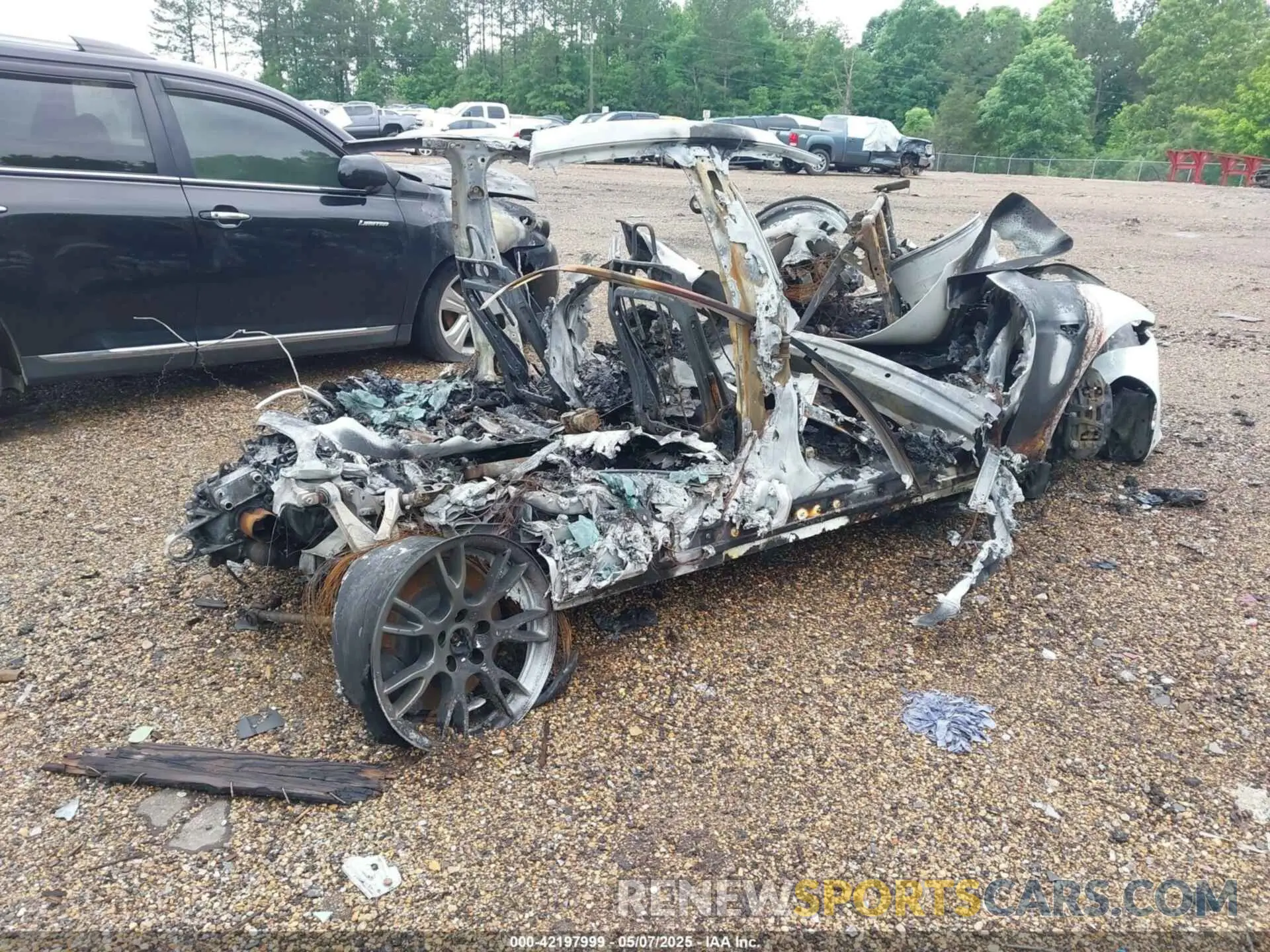 4 Photograph of a damaged car 5YJSA1E51NF465069 TESLA MODEL S 2022