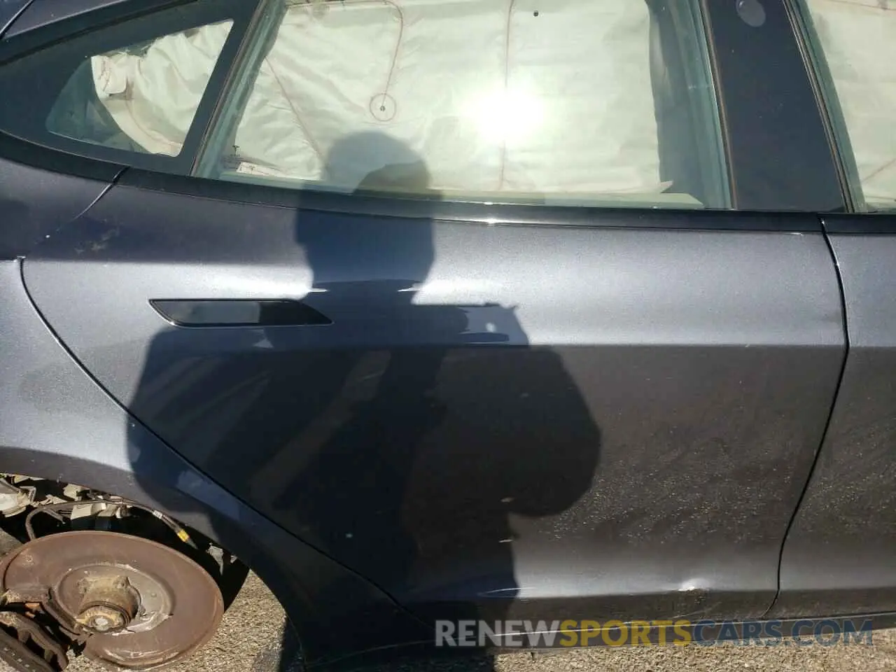 10 Photograph of a damaged car 5YJSA1E52NF480051 TESLA MODEL S 2022