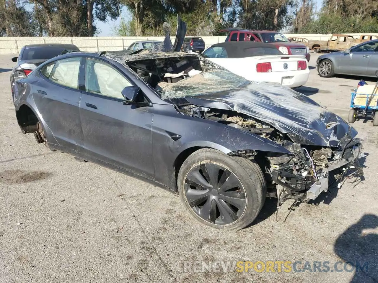 4 Photograph of a damaged car 5YJSA1E52NF480051 TESLA MODEL S 2022
