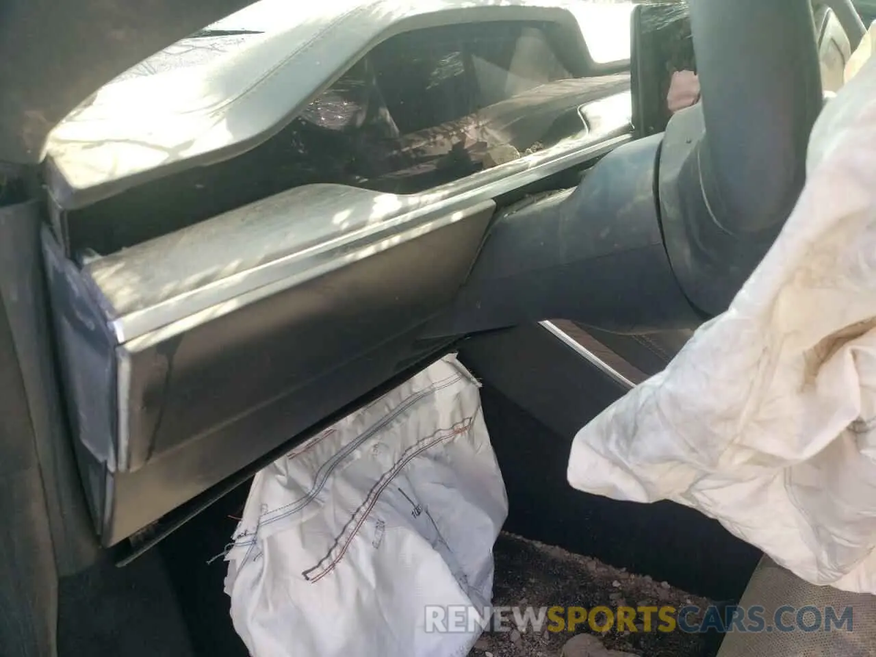 9 Photograph of a damaged car 5YJSA1E52NF480051 TESLA MODEL S 2022