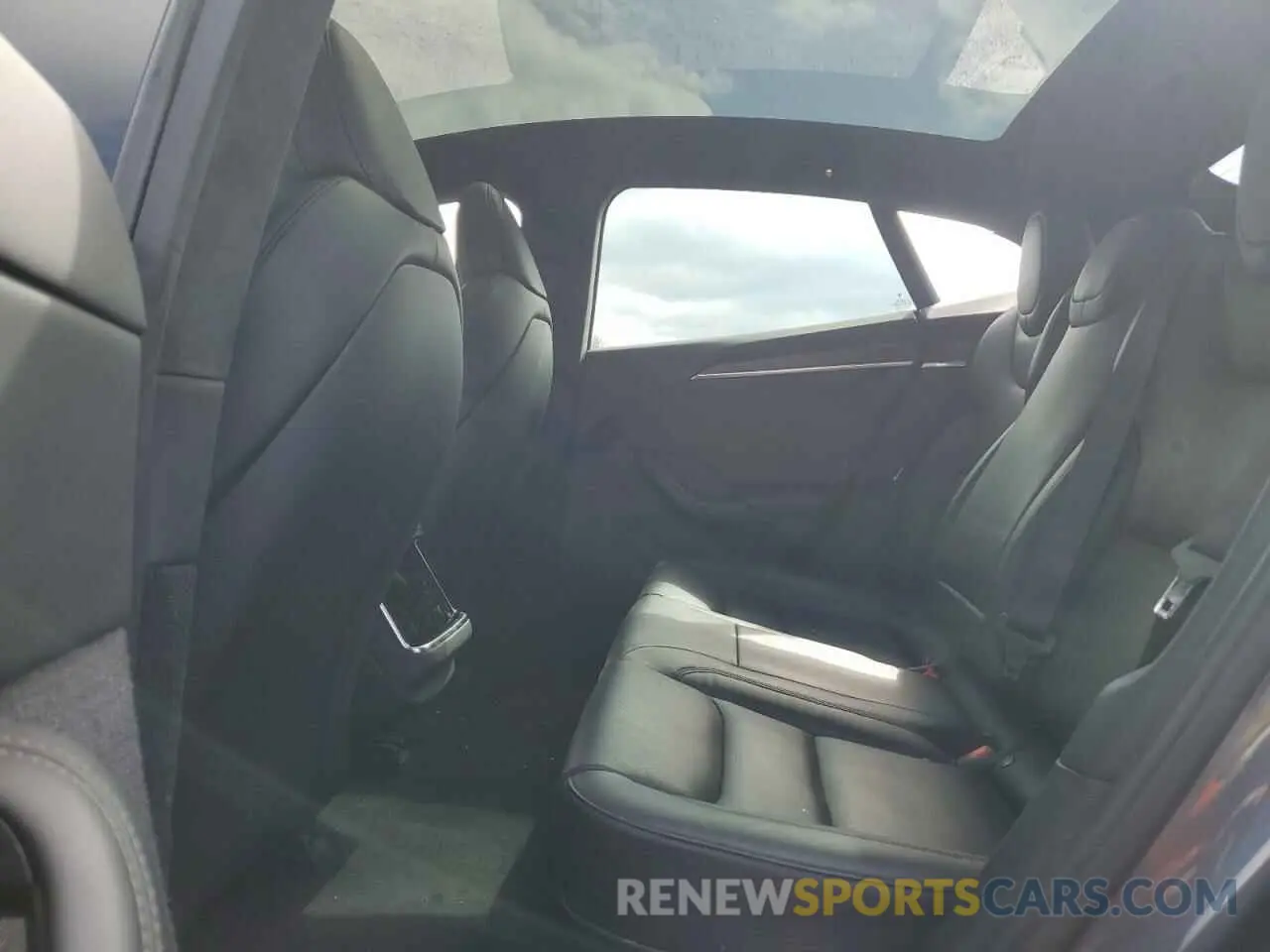 10 Photograph of a damaged car 5YJSA1E52NF493608 TESLA MODEL S 2022