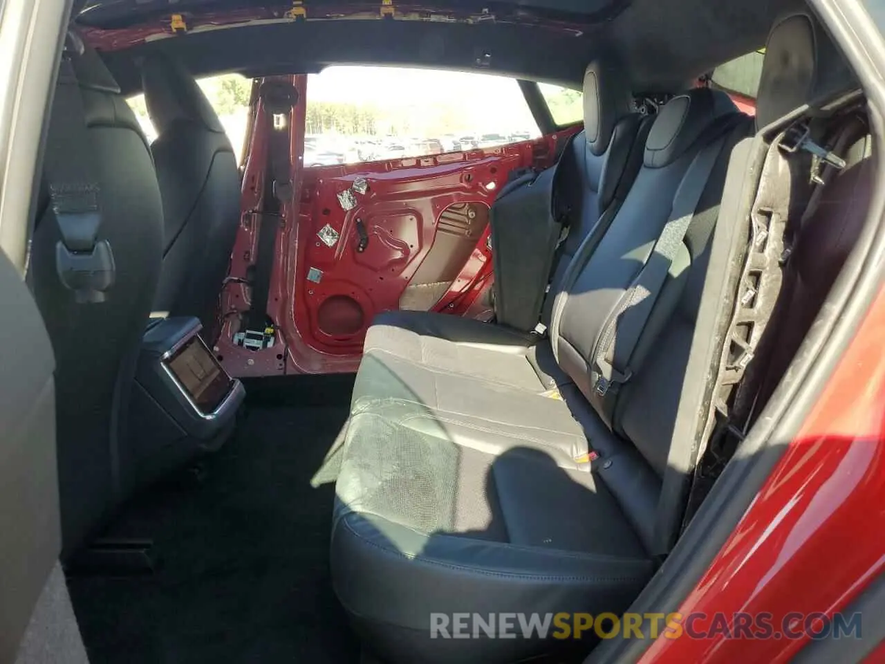 10 Photograph of a damaged car 5YJSA1E52NF493799 TESLA MODEL S 2022