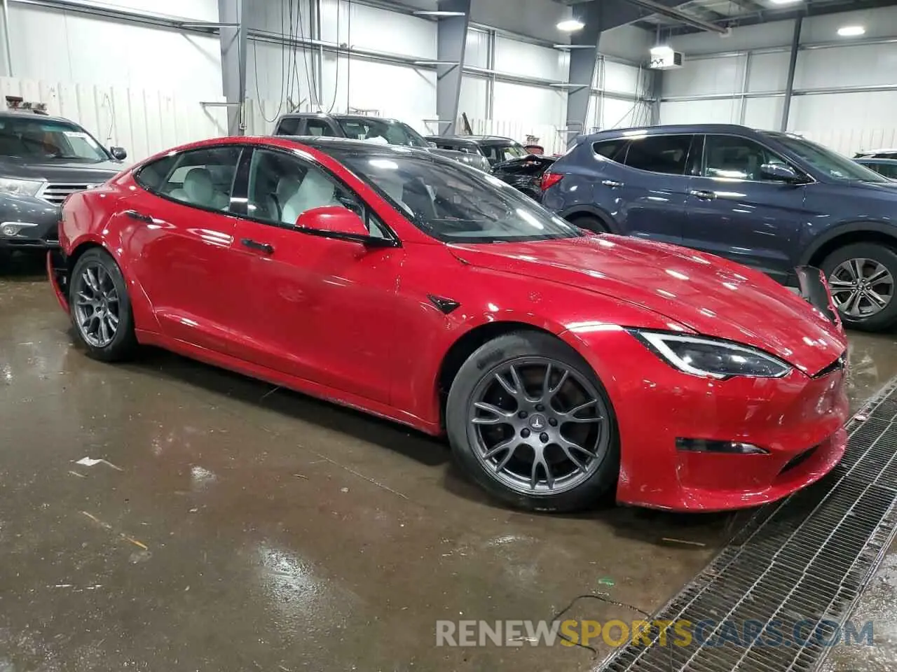 4 Photograph of a damaged car 5YJSA1E53NF483122 TESLA MODEL S 2022