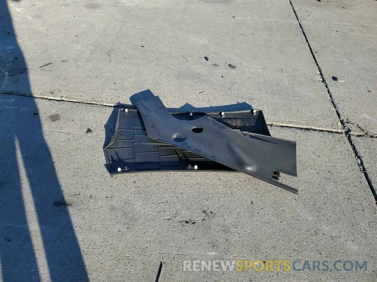12 Photograph of a damaged car 5YJSA1E53NF483508 TESLA MODEL S 2022