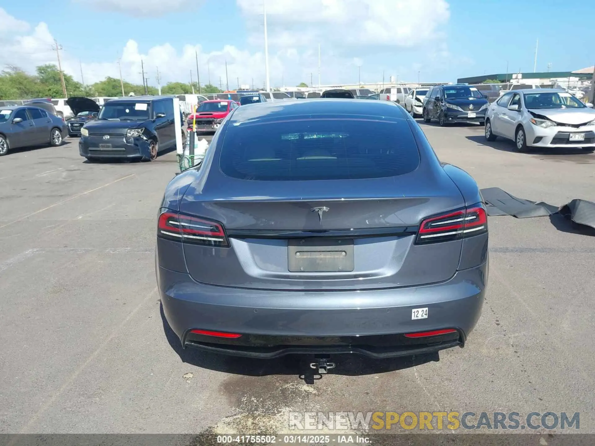 17 Photograph of a damaged car 5YJSA1E55NF483364 TESLA MODEL S 2022