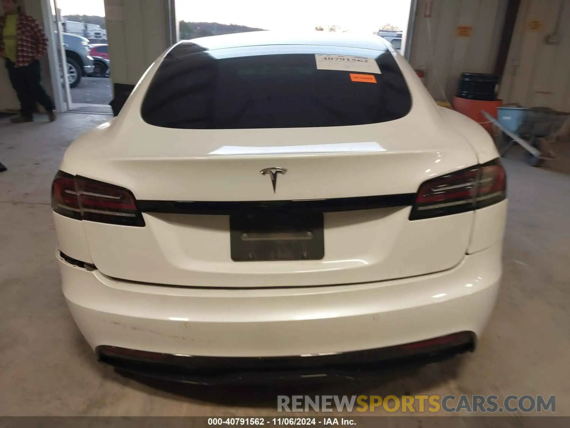 16 Photograph of a damaged car 5YJSA1E56NF476424 TESLA MODEL S 2022