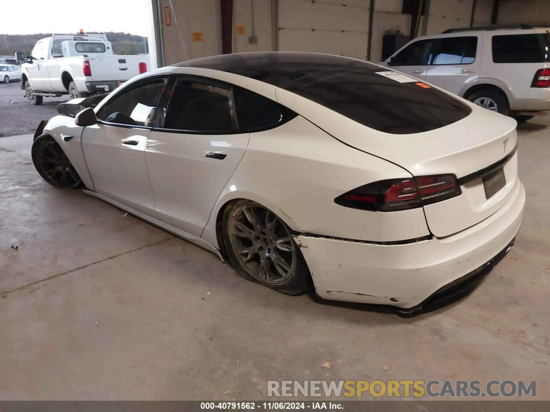 3 Photograph of a damaged car 5YJSA1E56NF476424 TESLA MODEL S 2022