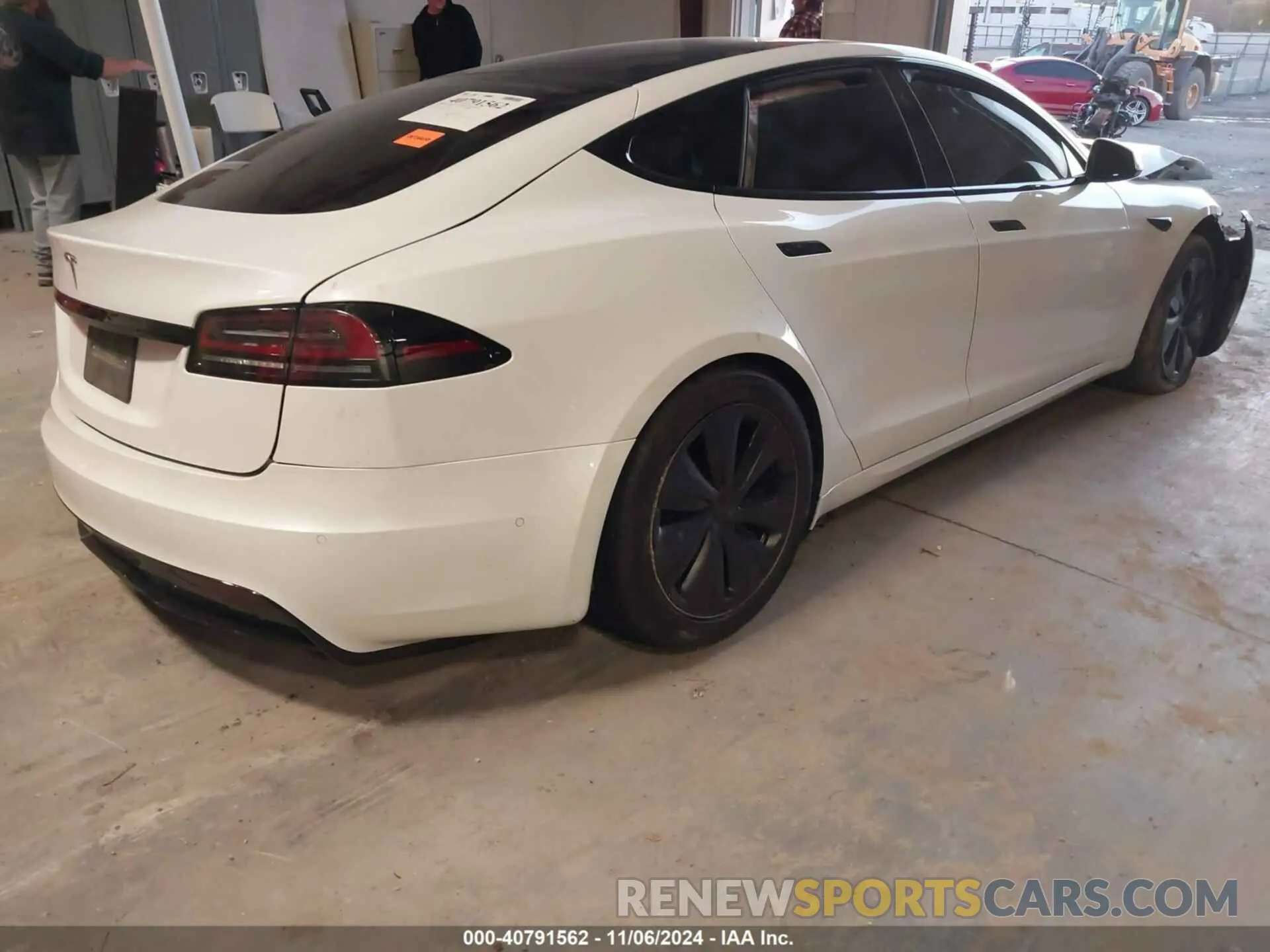 4 Photograph of a damaged car 5YJSA1E56NF476424 TESLA MODEL S 2022