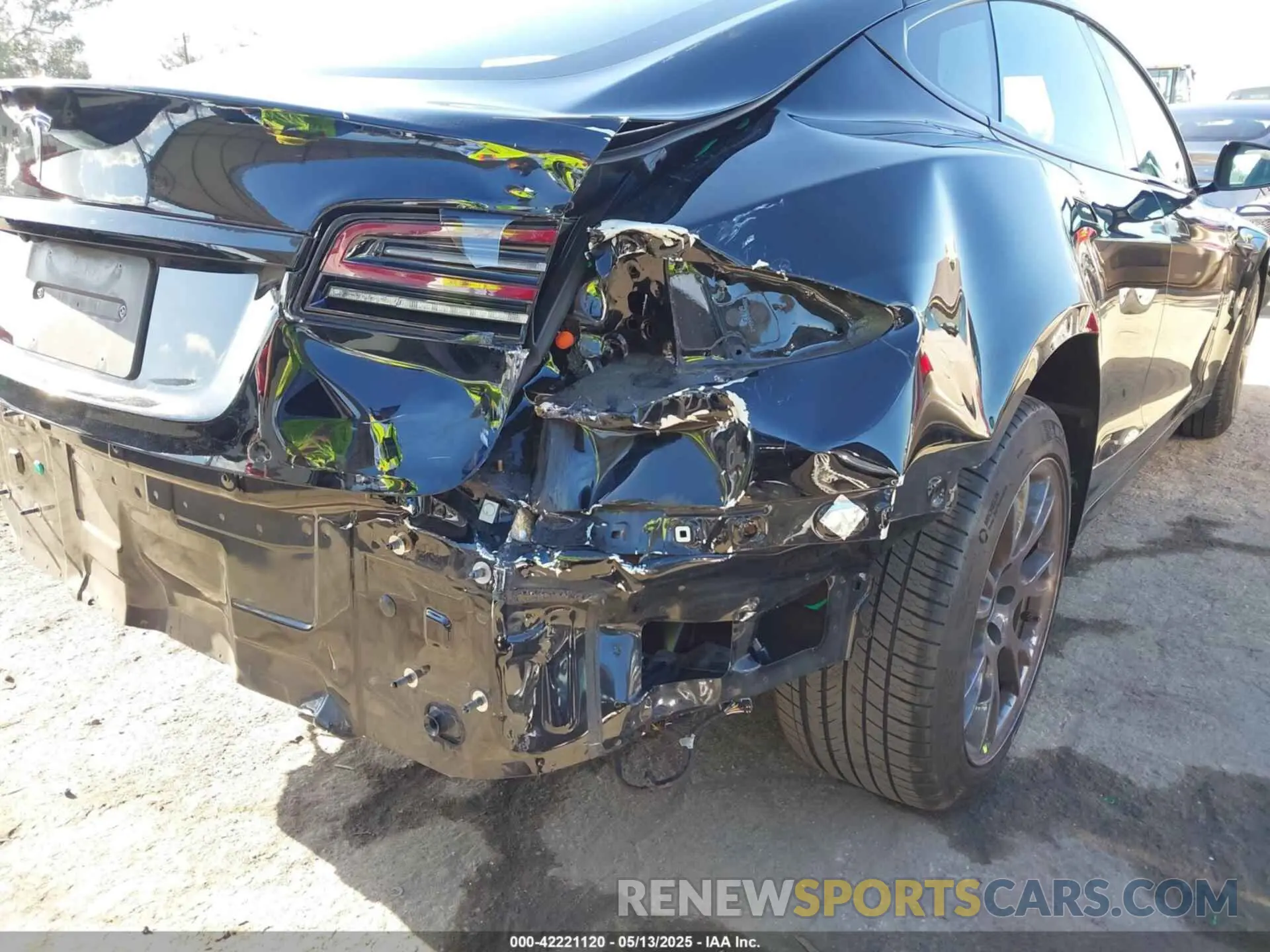 19 Photograph of a damaged car 5YJSA1E56NF492915 TESLA MODEL S 2022