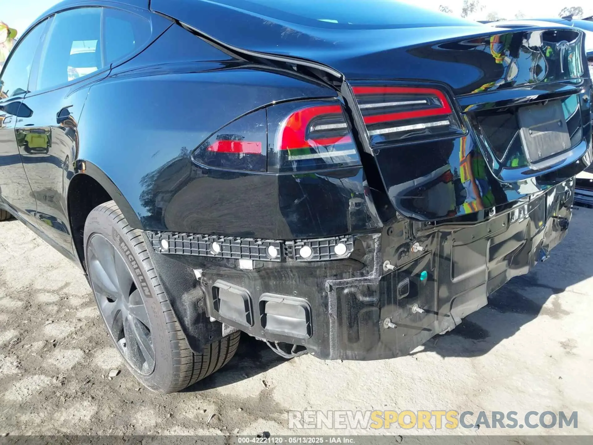 21 Photograph of a damaged car 5YJSA1E56NF492915 TESLA MODEL S 2022