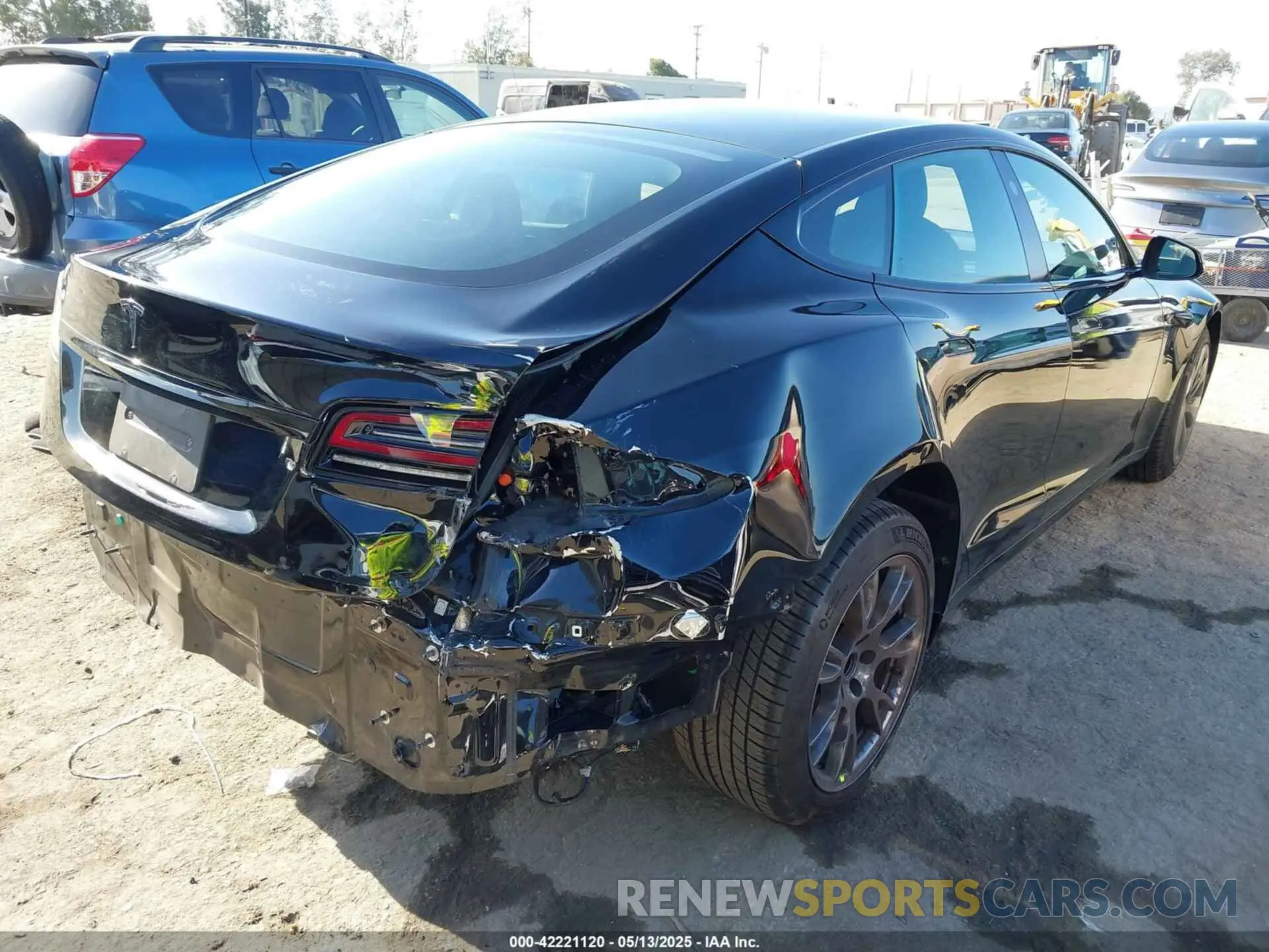 4 Photograph of a damaged car 5YJSA1E56NF492915 TESLA MODEL S 2022