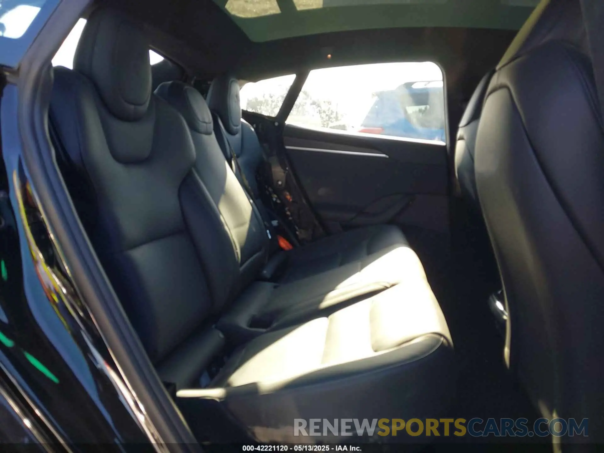 8 Photograph of a damaged car 5YJSA1E56NF492915 TESLA MODEL S 2022