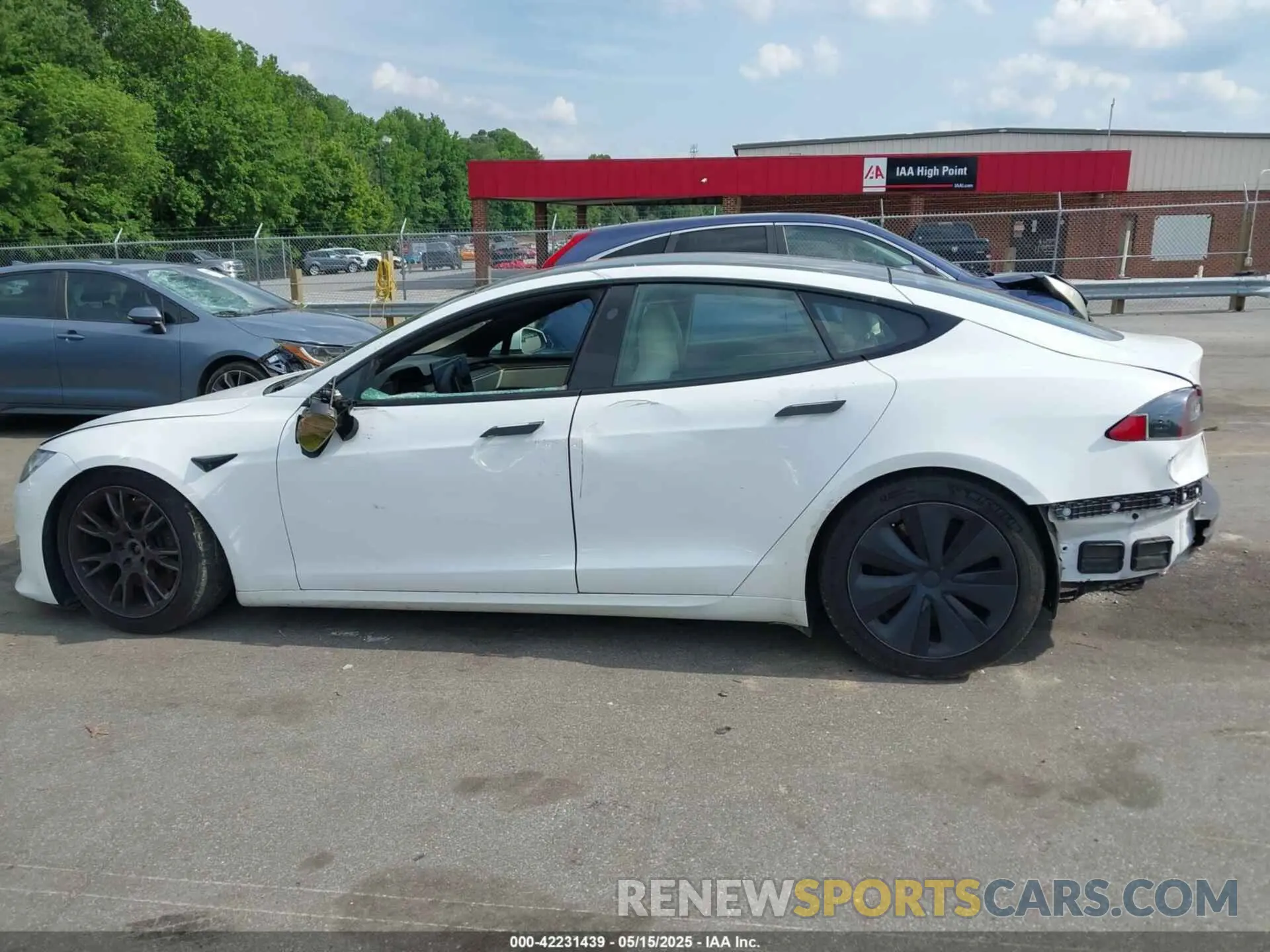 14 Photograph of a damaged car 5YJSA1E57NF462175 TESLA MODEL S 2022