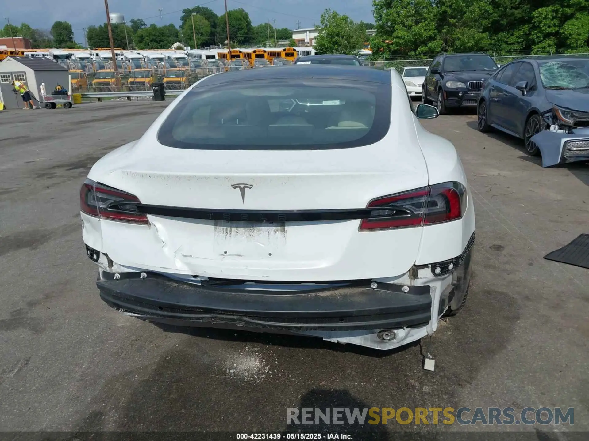 16 Photograph of a damaged car 5YJSA1E57NF462175 TESLA MODEL S 2022