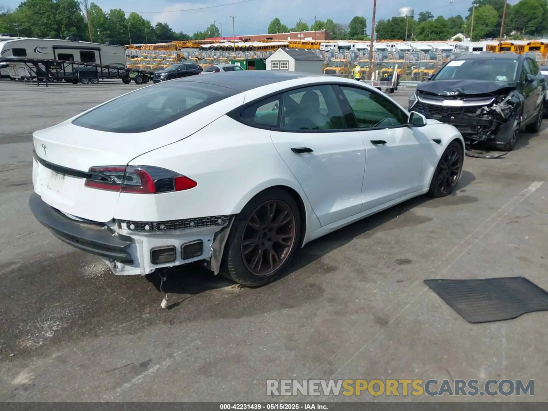 4 Photograph of a damaged car 5YJSA1E57NF462175 TESLA MODEL S 2022