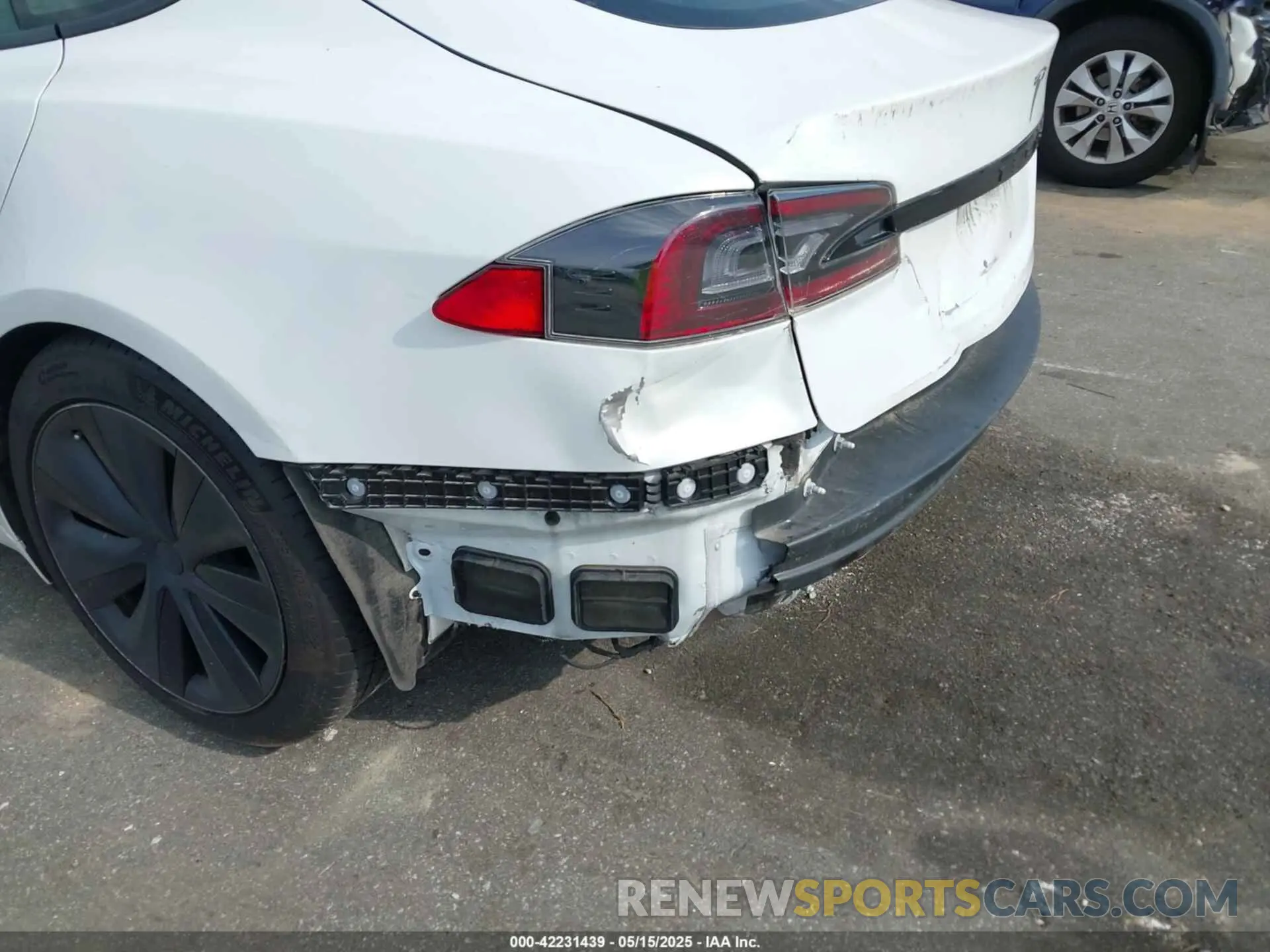 6 Photograph of a damaged car 5YJSA1E57NF462175 TESLA MODEL S 2022