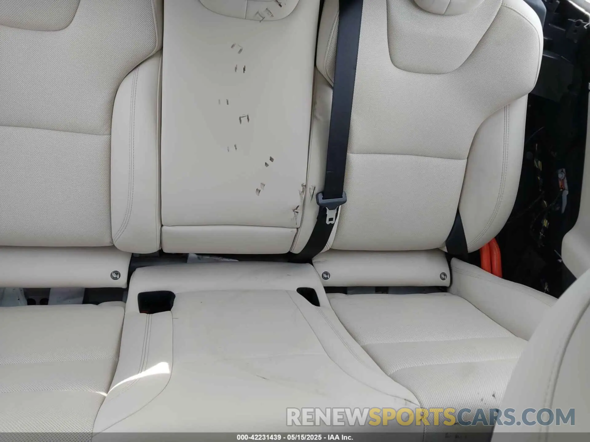 8 Photograph of a damaged car 5YJSA1E57NF462175 TESLA MODEL S 2022
