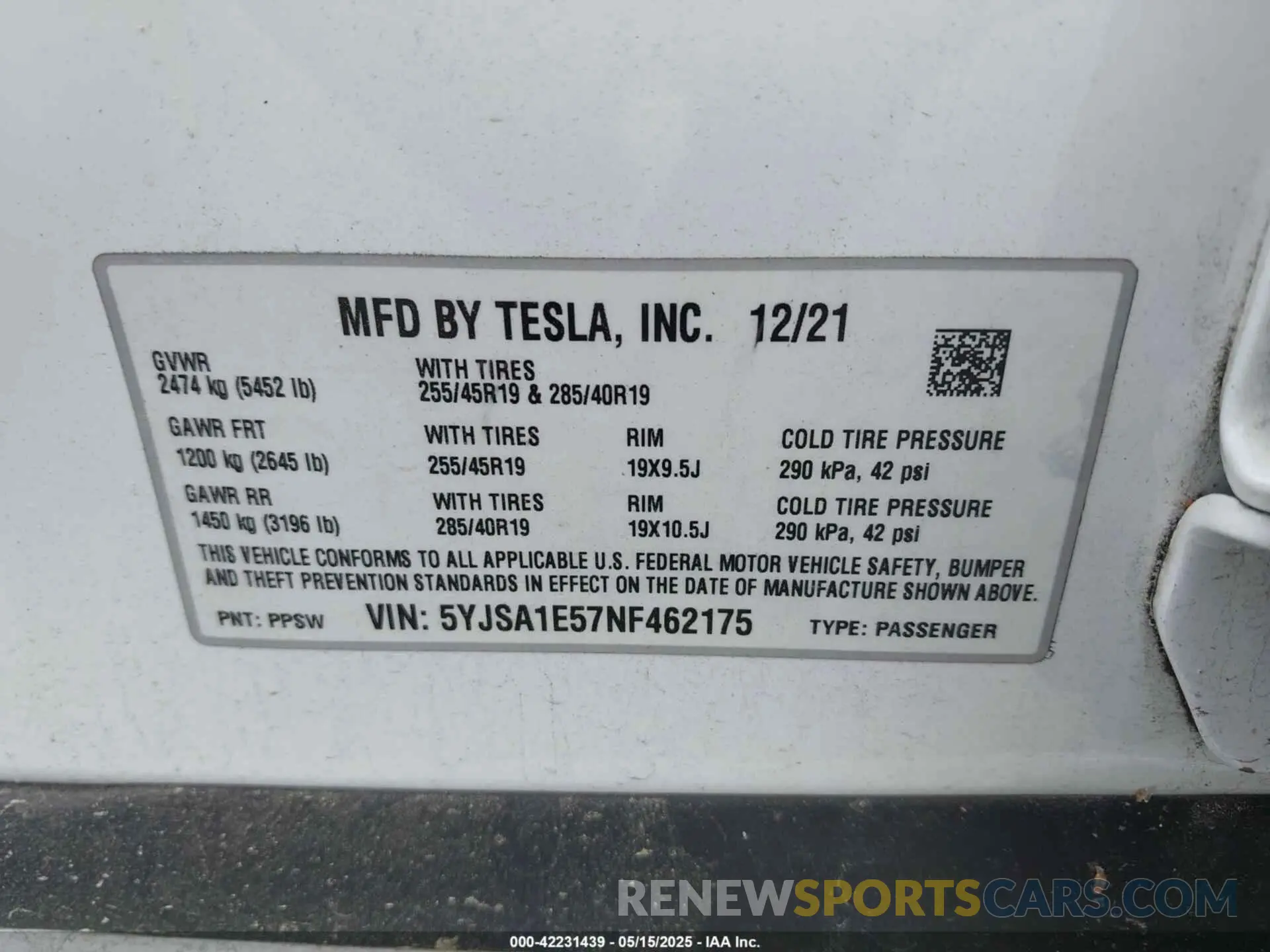 9 Photograph of a damaged car 5YJSA1E57NF462175 TESLA MODEL S 2022