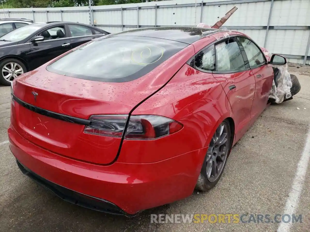 4 Photograph of a damaged car 5YJSA1E57NF462564 TESLA MODEL S 2022