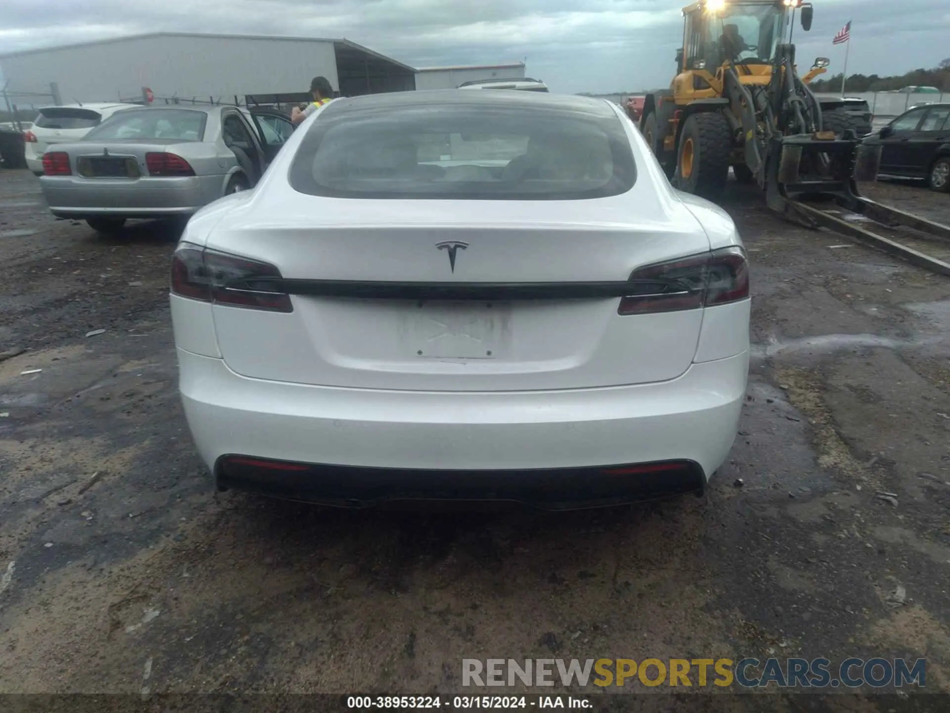 16 Photograph of a damaged car 5YJSA1E57NF462869 TESLA MODEL S 2022