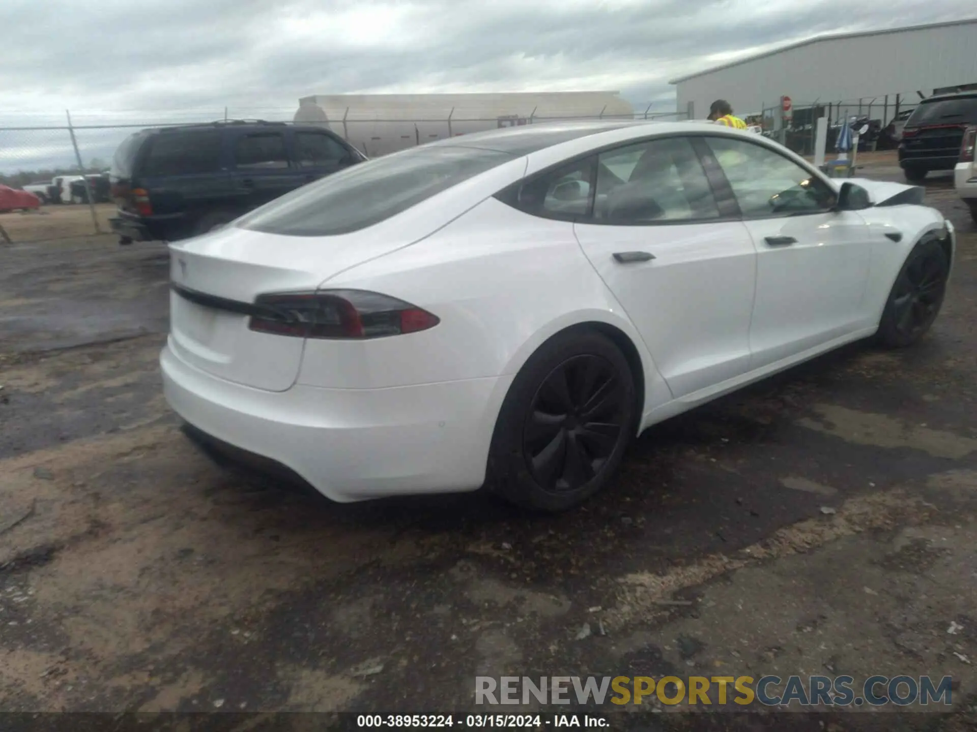 4 Photograph of a damaged car 5YJSA1E57NF462869 TESLA MODEL S 2022