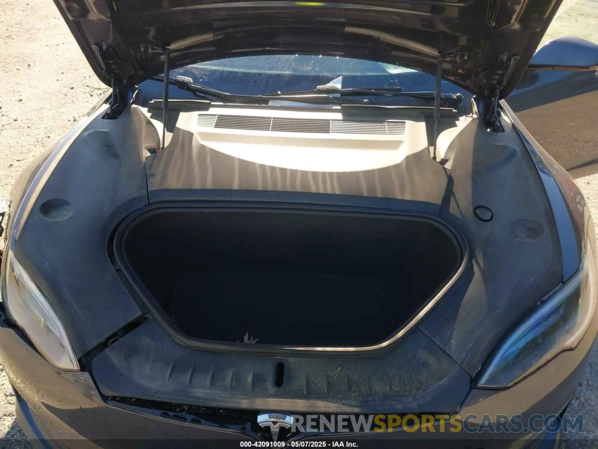 10 Photograph of a damaged car 5YJSA1E57NF479056 TESLA MODEL S 2022