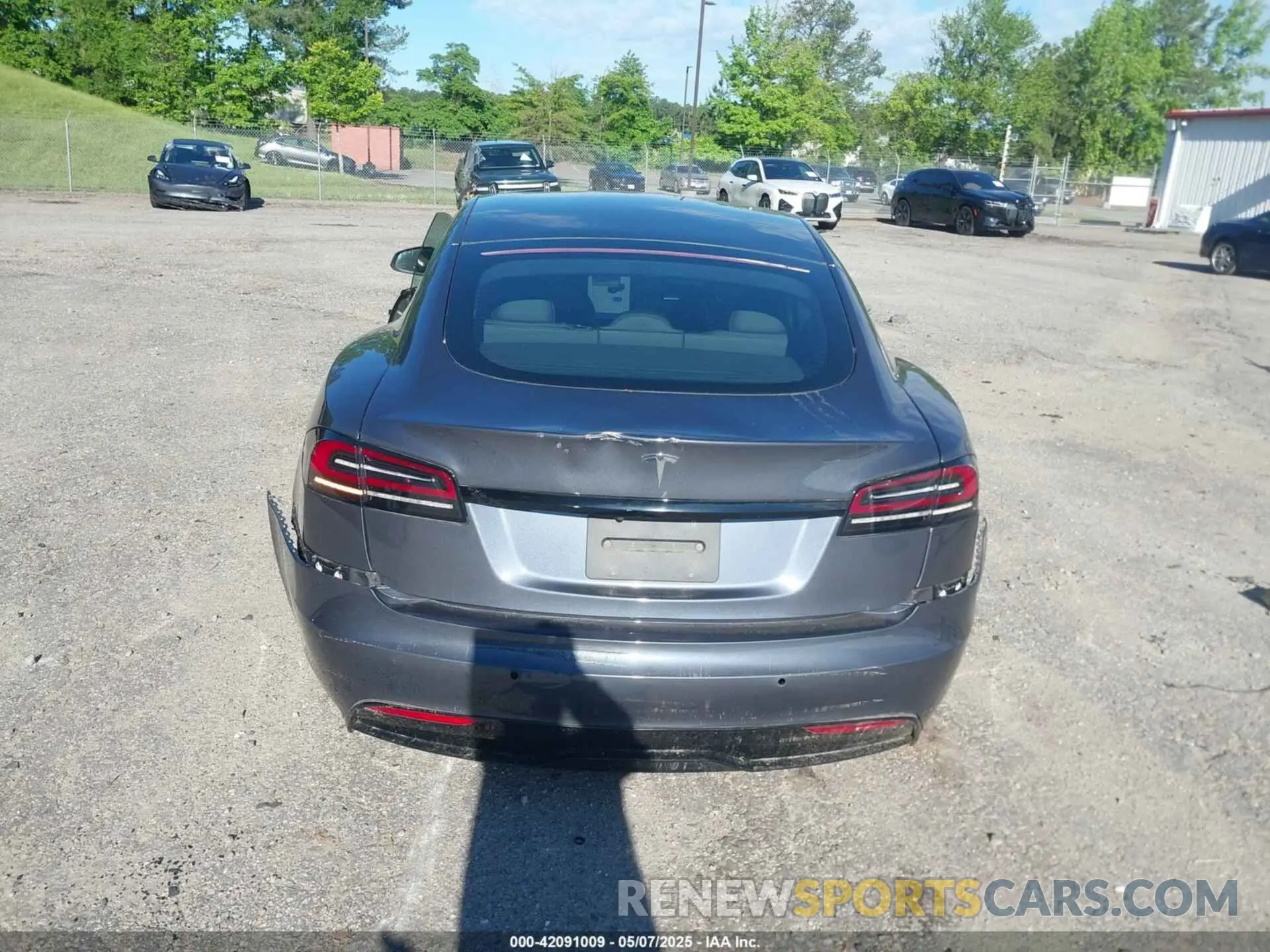 16 Photograph of a damaged car 5YJSA1E57NF479056 TESLA MODEL S 2022