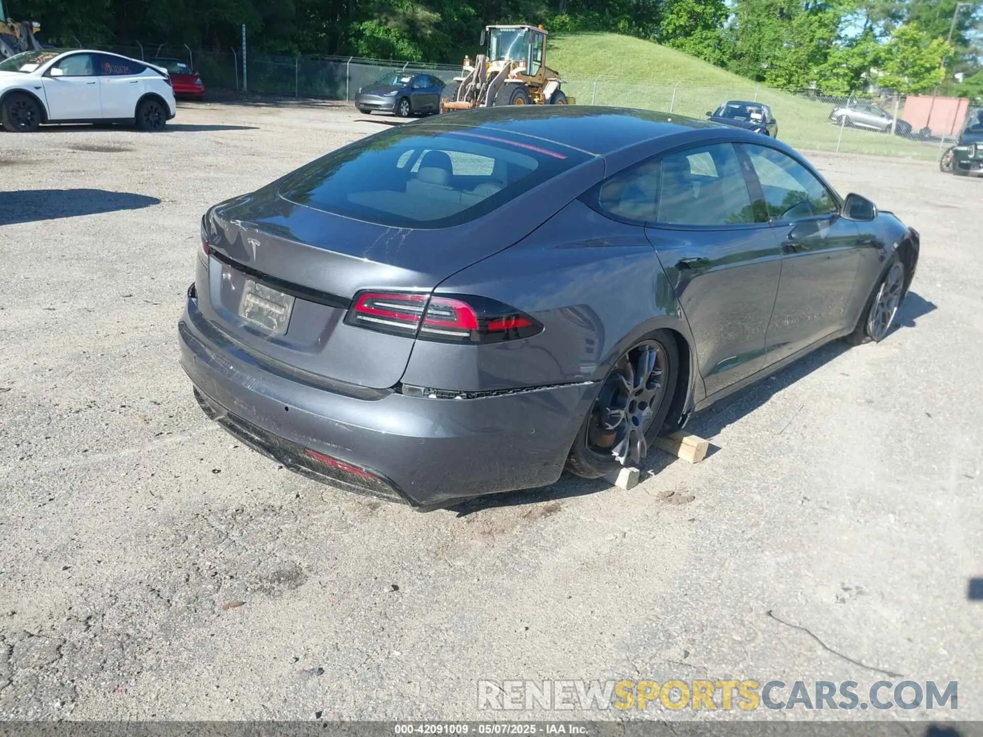 4 Photograph of a damaged car 5YJSA1E57NF479056 TESLA MODEL S 2022