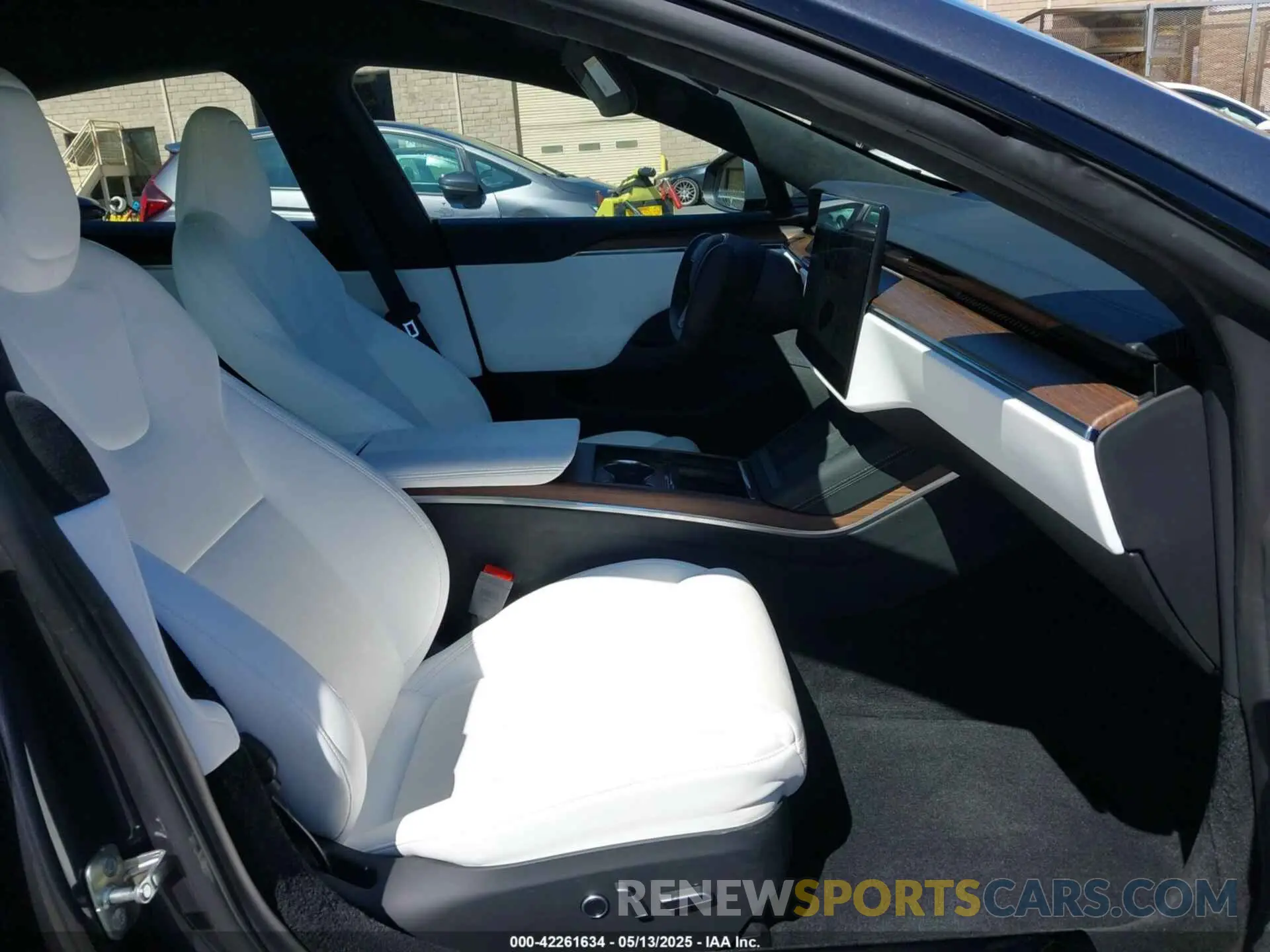5 Photograph of a damaged car 5YJSA1E57NF491188 TESLA MODEL S 2022