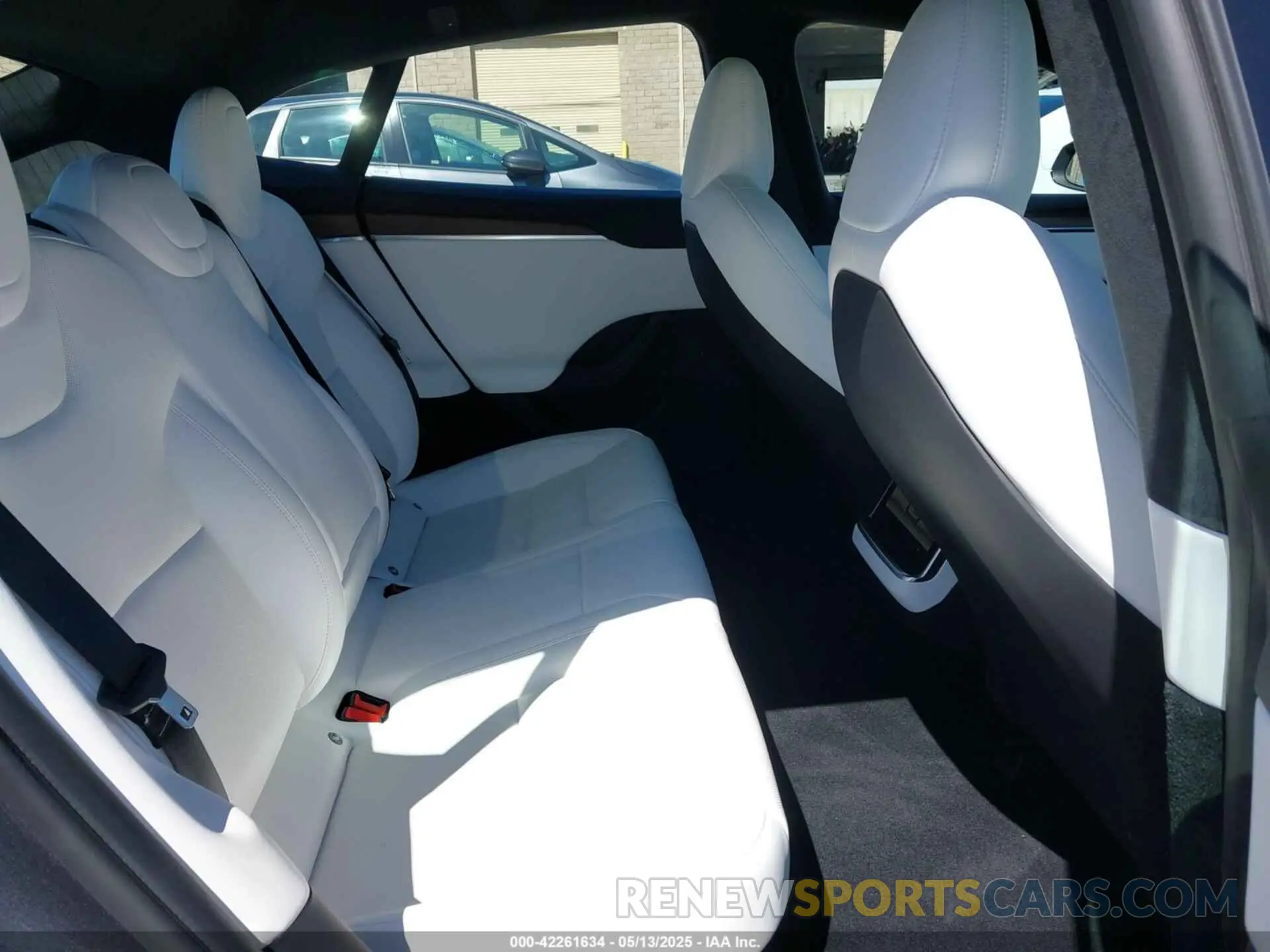 8 Photograph of a damaged car 5YJSA1E57NF491188 TESLA MODEL S 2022